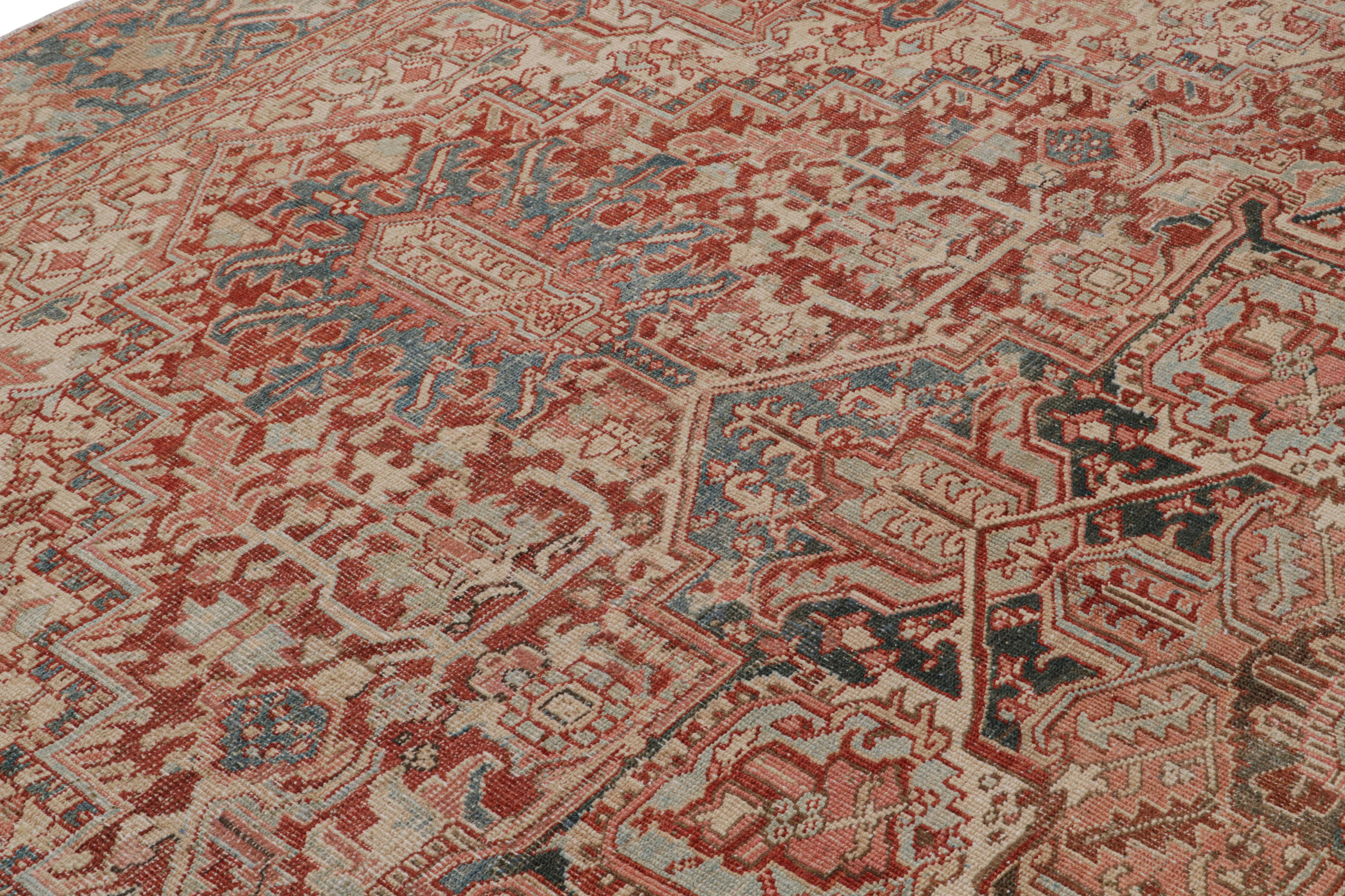 Handgeknüpft aus Wolle um 1950-1960, zeigt dieser 9x11 große persische Heriz-Teppich eine aufwendige Reihe von geometrisch-floralen Mustern, die sich um ein Rosetten-Medaillon im Feld gruppieren - eine schöne Zeichnung für diesen Stil.  

Über das