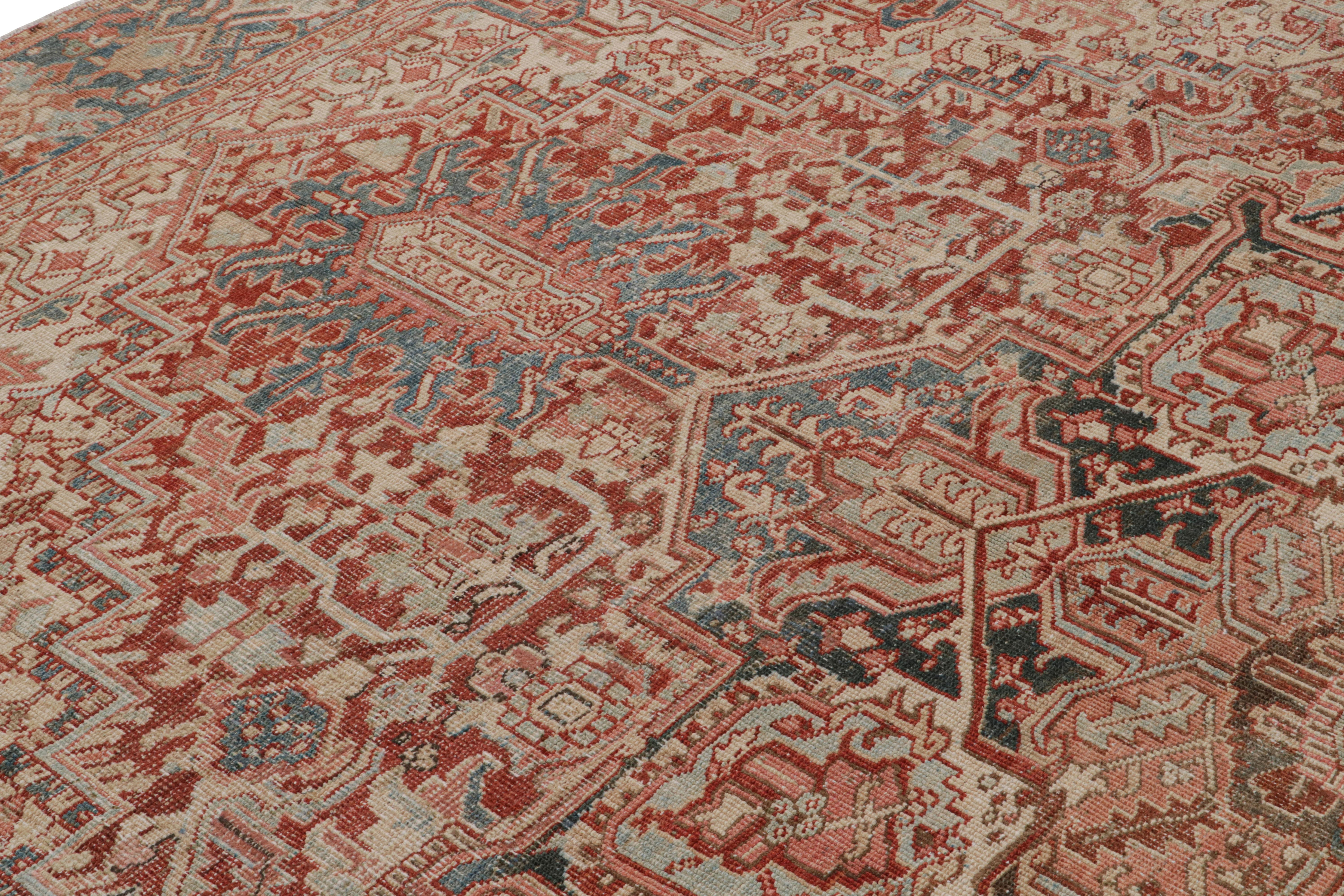 Noué à la main en laine vers 1950-1960, ce tapis persan Heriz 9x11 vintage présente une série élaborée de motifs géométriques et floraux centrés autour d'un médaillon de style rosette dans le champ - magnifiquement dessiné pour ce style.  

Sur le