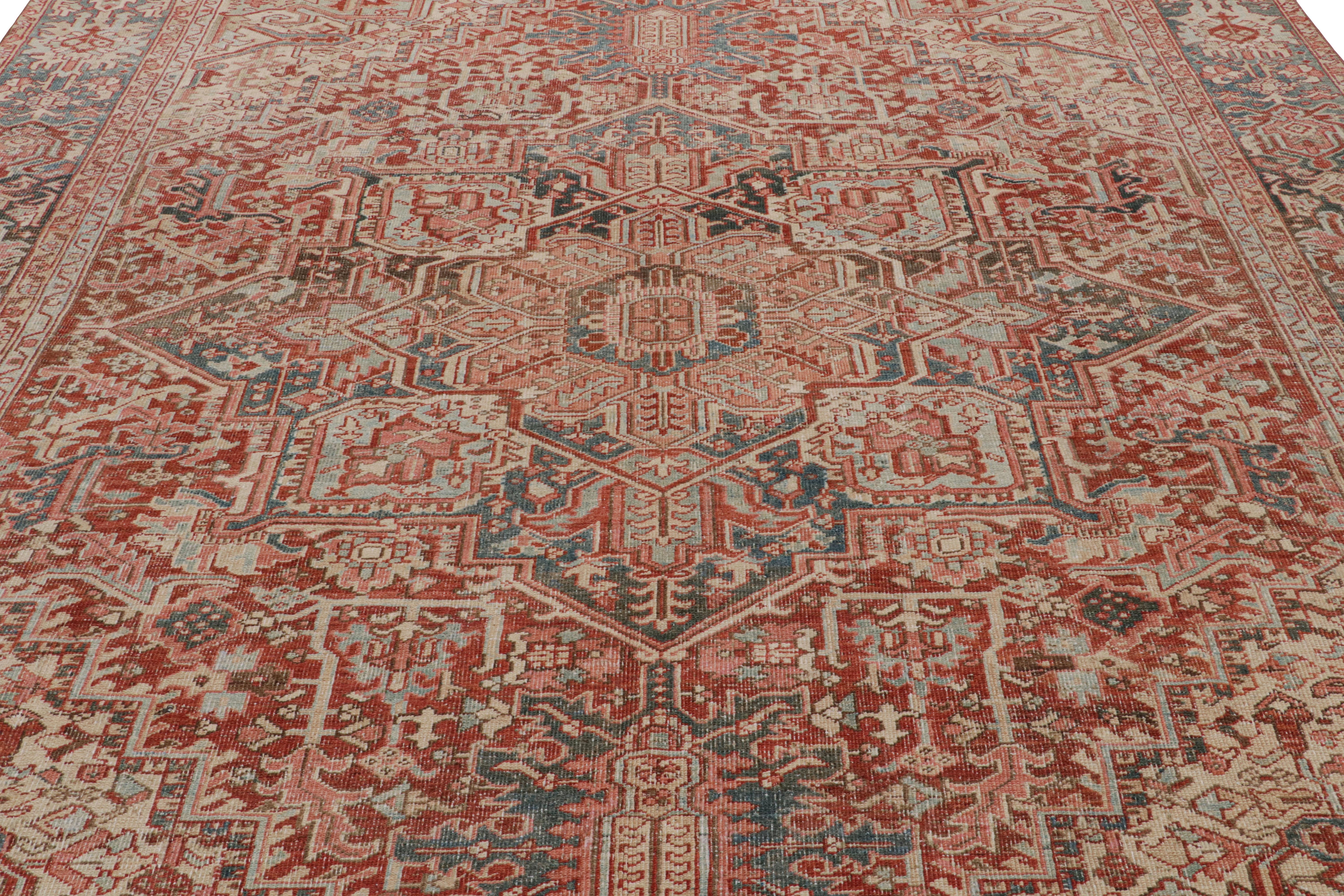Perse Tapis persan Heriz rouge avec médaillon et fleurs, de Rug & Kilim en vente