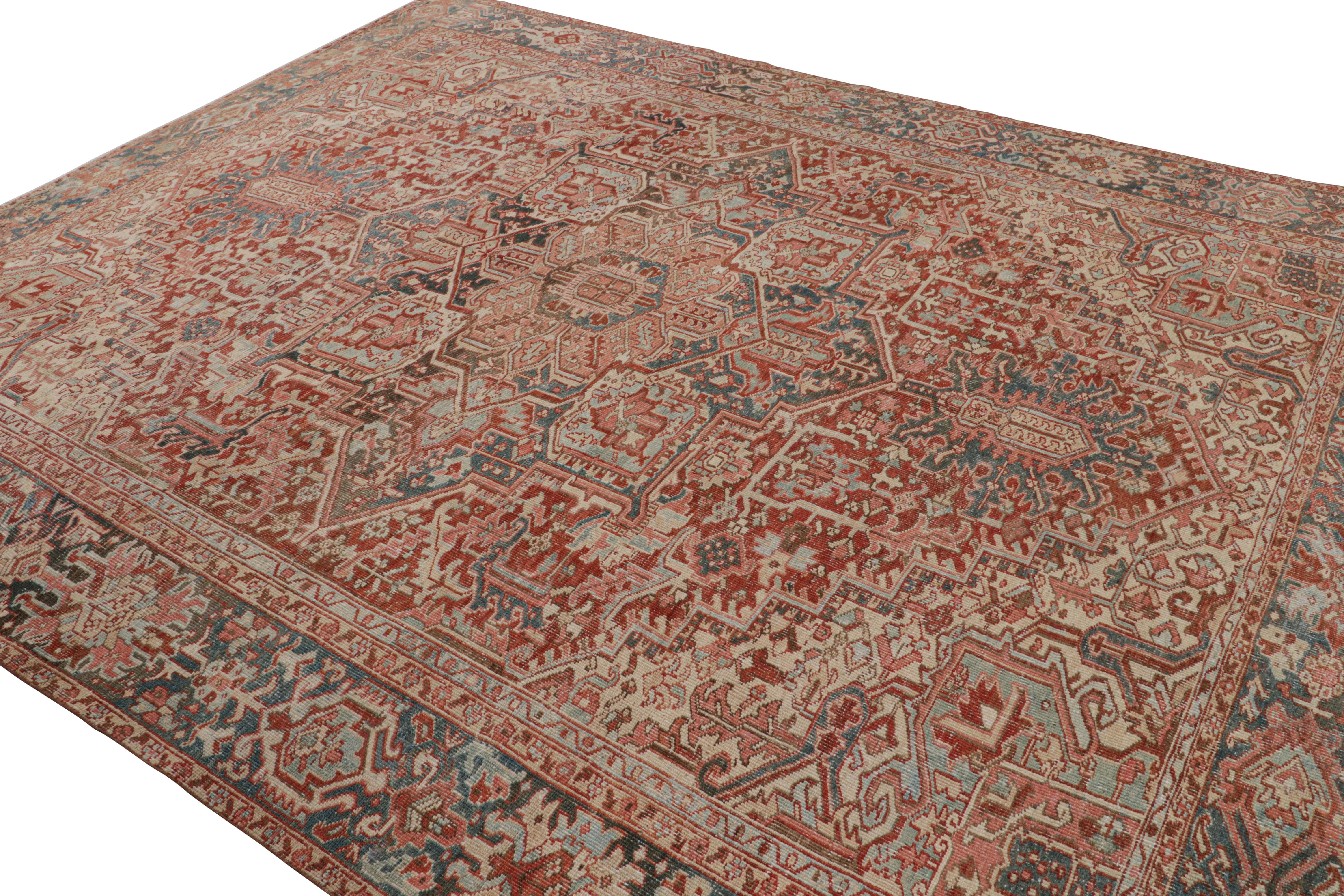 Tissé à la main Tapis persan Heriz rouge avec médaillon et fleurs, de Rug & Kilim en vente