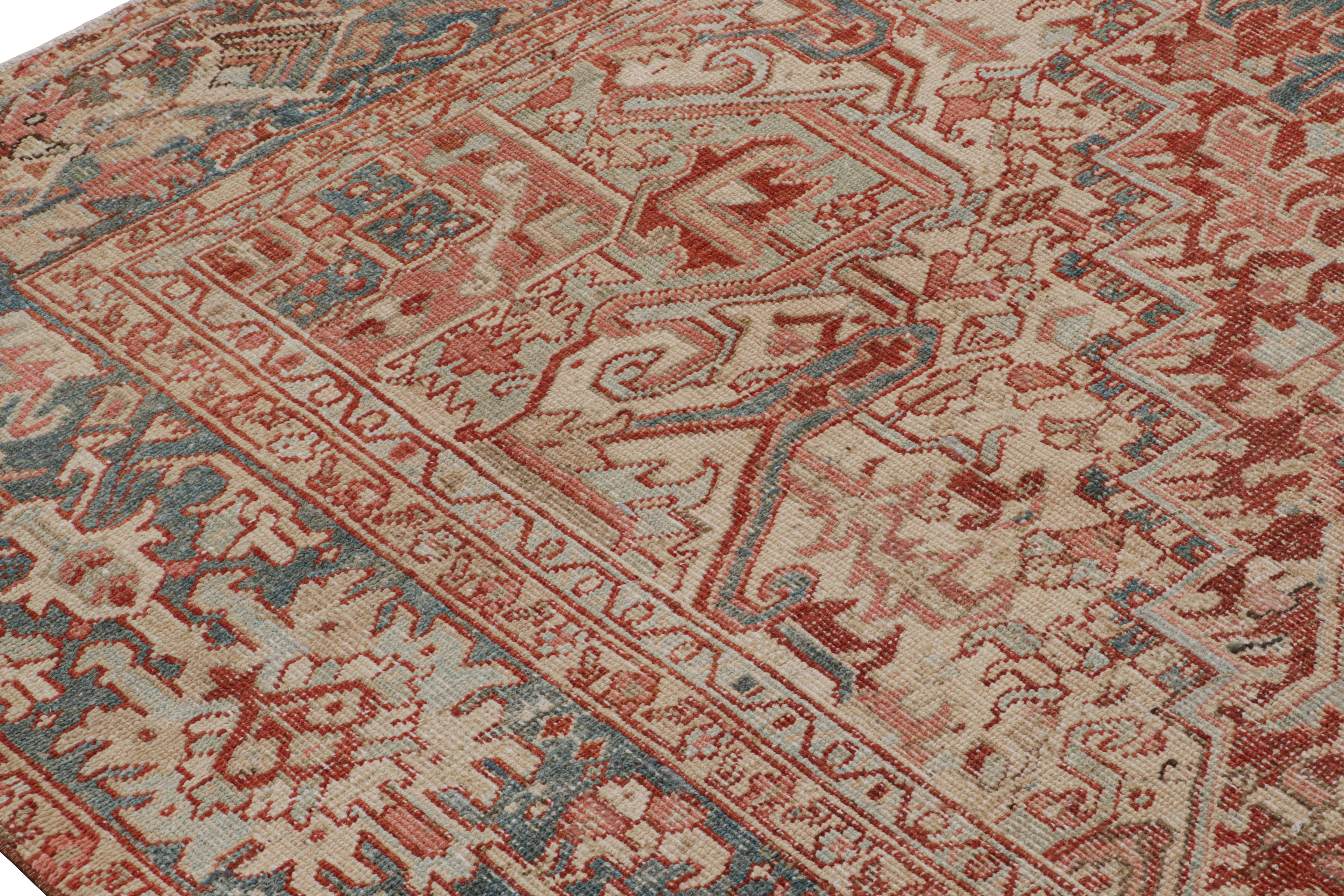 Laine Tapis persan Heriz rouge avec médaillon et fleurs, de Rug & Kilim en vente