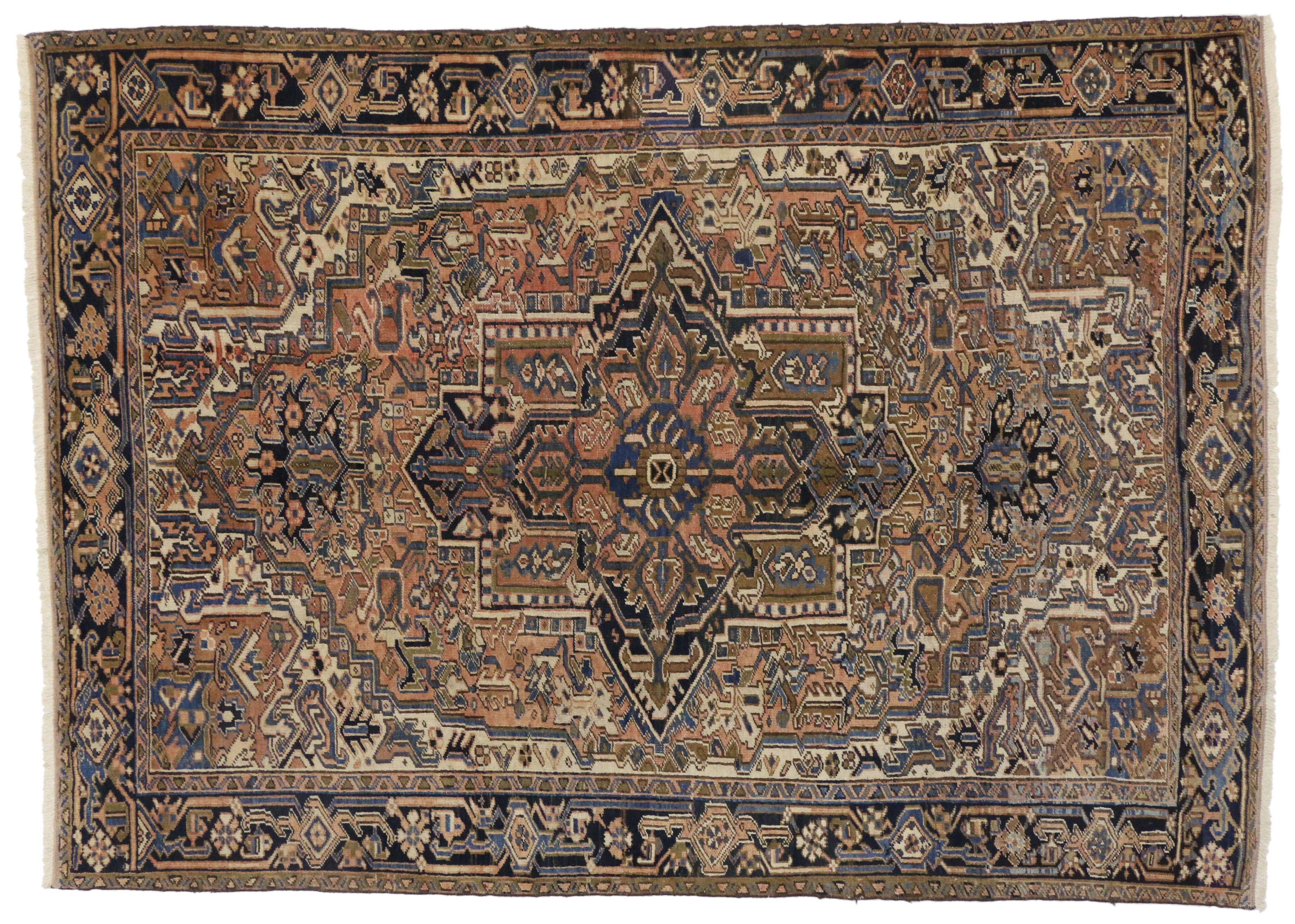 76320 Vintage Persian Heriz Rug with Rustic Mid-Century Modern Style 07'01 x 10'00. With its timeless design and understated elegance with rustic sensibility, this hand-knotted wool vintage Persian Heriz rug takes on a curated lived-in look that