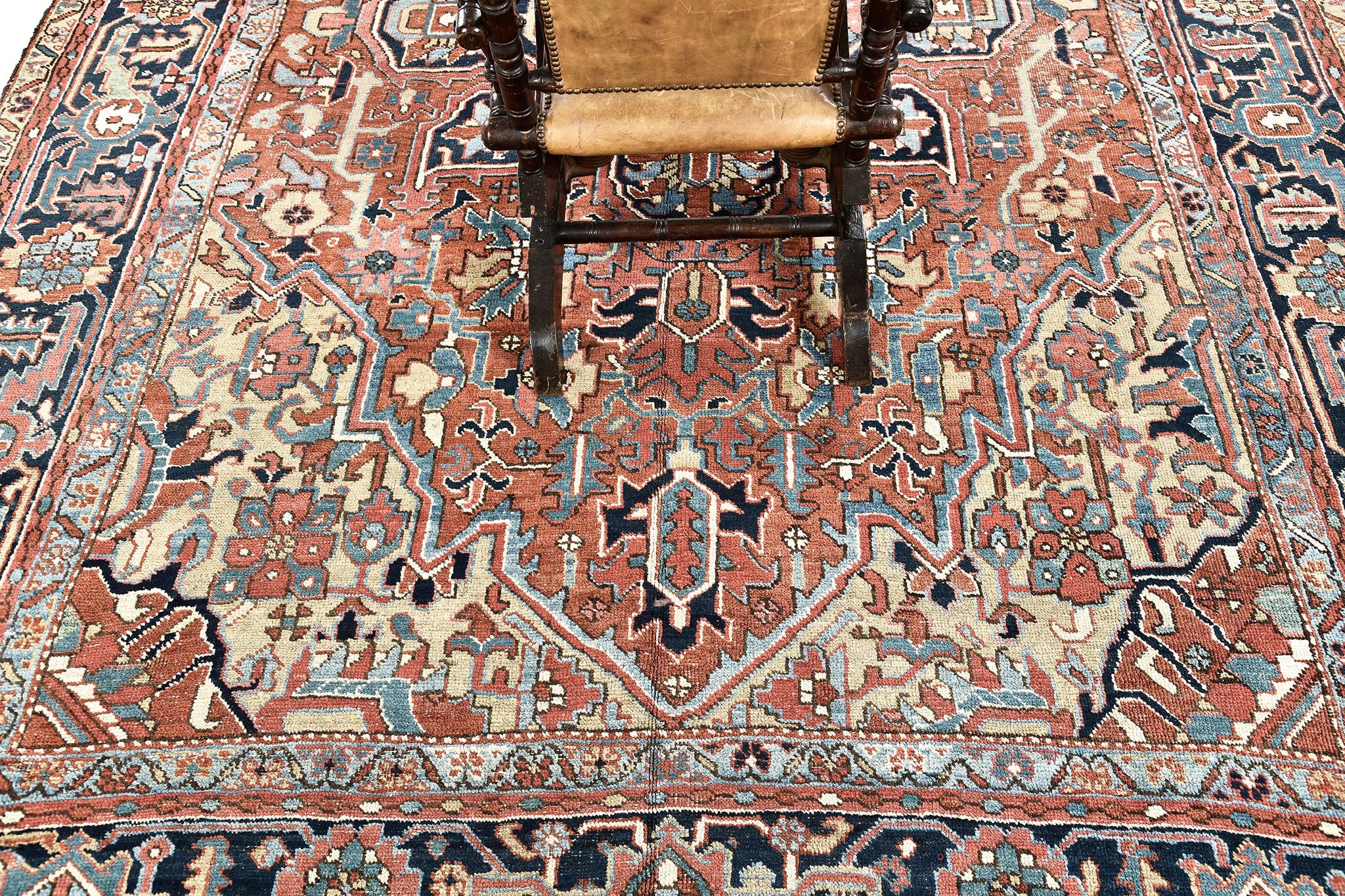 Ein luxuriöser Heriz-Serapi-Teppich, der eine Schönheit von geradlinigen Mustern mit Kombinationen von blauen, gelben, roten Blumenmustern, Anhängern, Mittelmedaillon und Schutzstreifen aufweist. Er besteht aus verschiedenen Darstellungen, die den