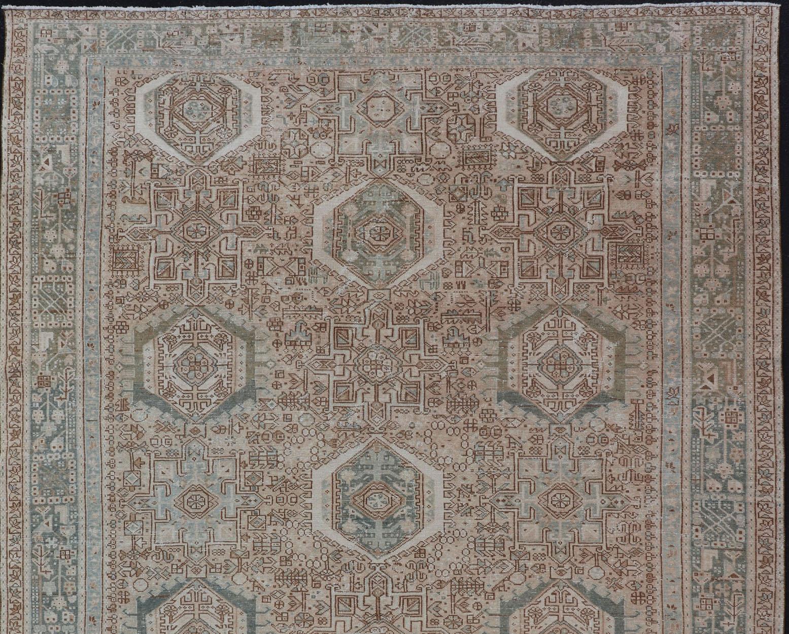Perse Tapis persan Heriz vintage avec motif de médaillon sur toute sa surface en brun clair et bleu en vente