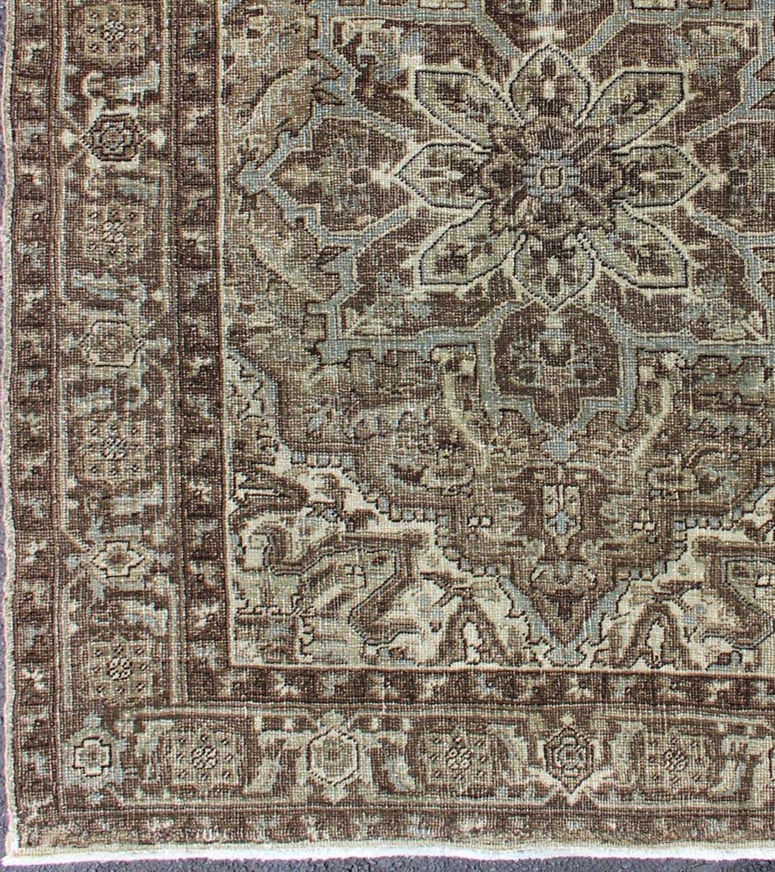 Tapis persan du milieu du siècle avec médaillon et motifs superposés, tapis ca-1171, pays d'origine / type : Iran / Heriz, vers le milieu du 20ème siècle

Ce tapis persan Heriz vintage présente un motif géométrique sombre aux tons naturels. Le