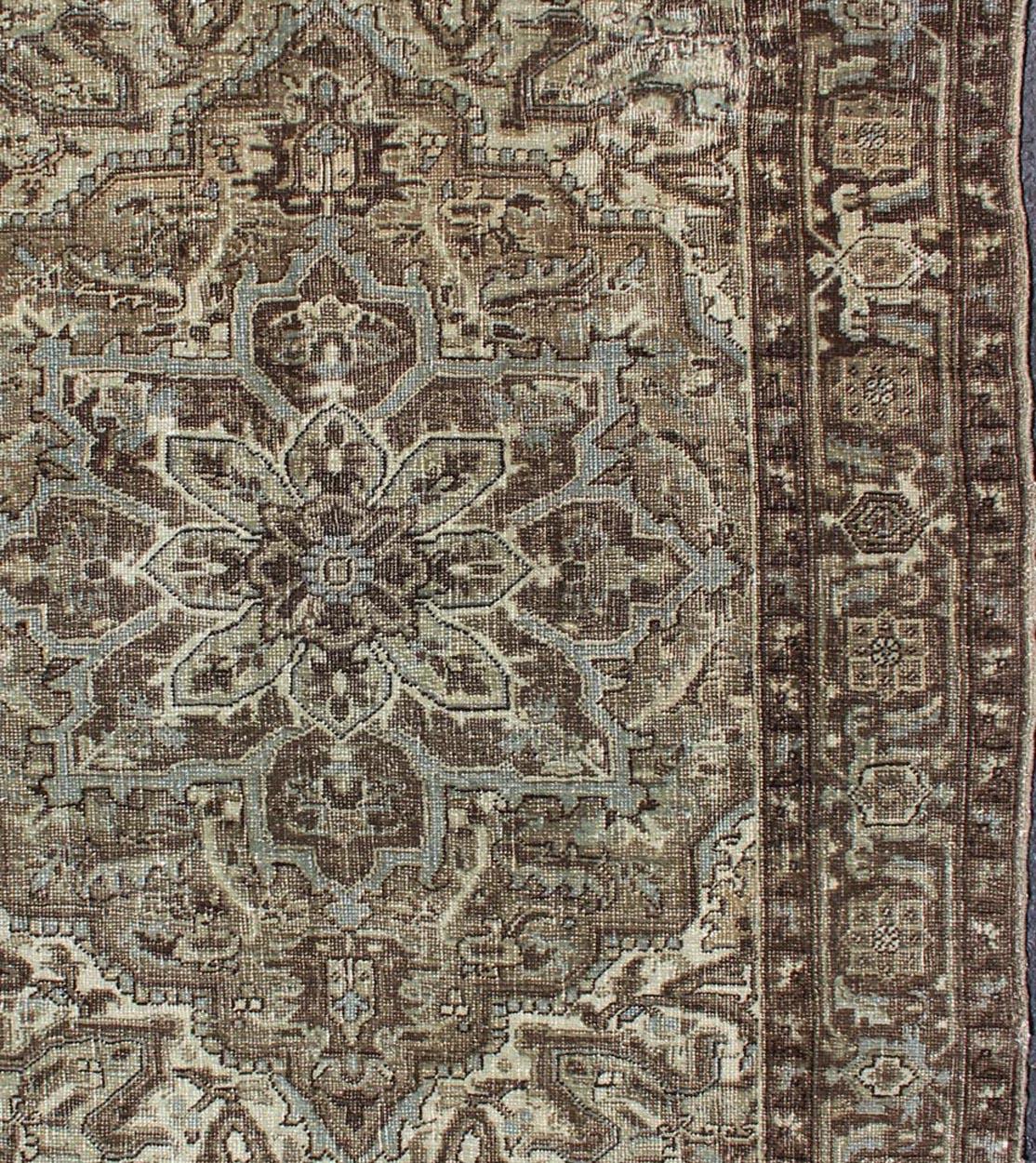 Perse Tapis persan Heriz vintage avec motif de médaillon dans les tons bruns en vente