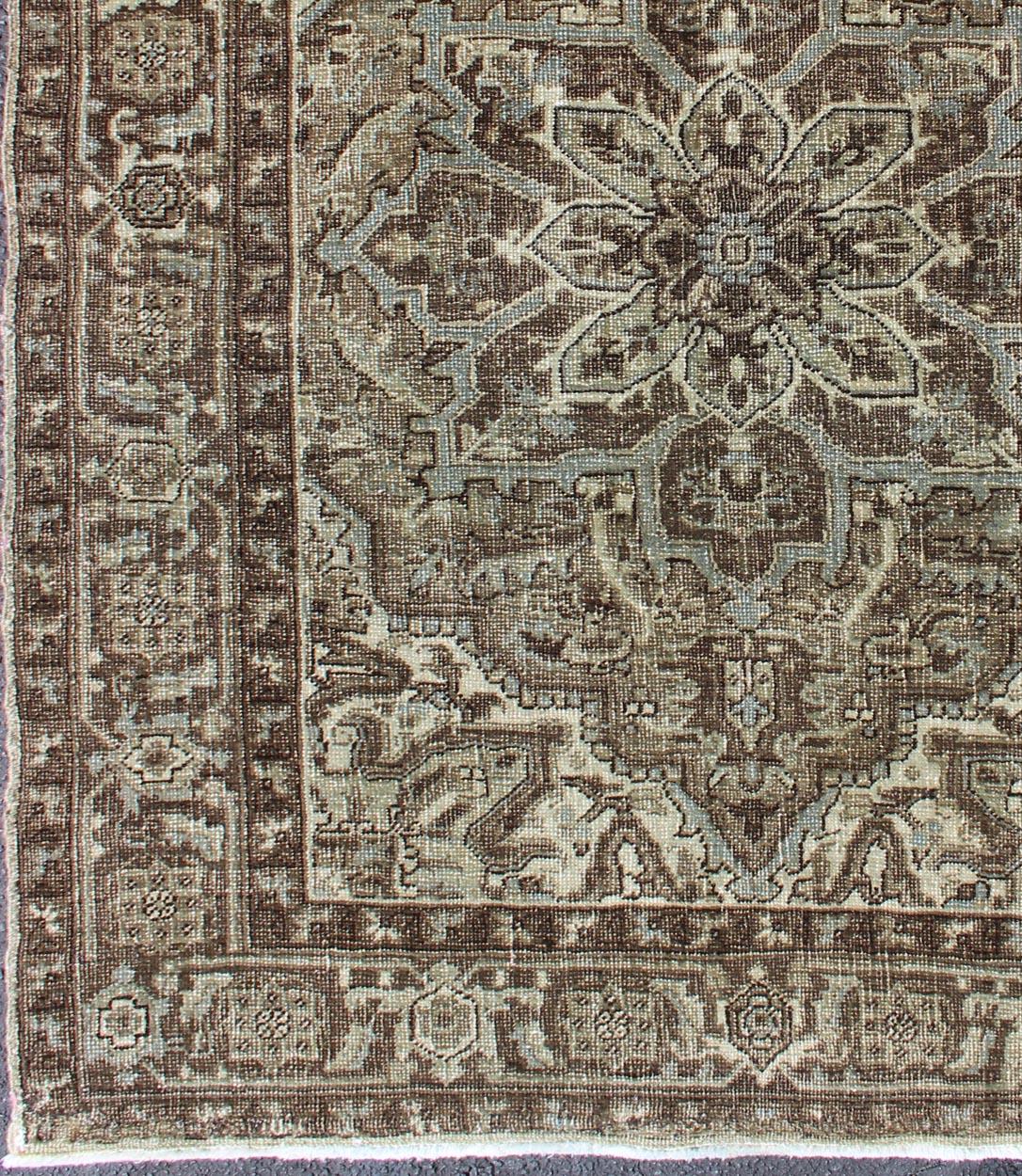 20ième siècle Tapis persan Heriz vintage avec motif de médaillon dans les tons bruns en vente