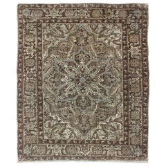 Persischer Heriz-Teppich mit Medaillonmuster in braunen Tönen