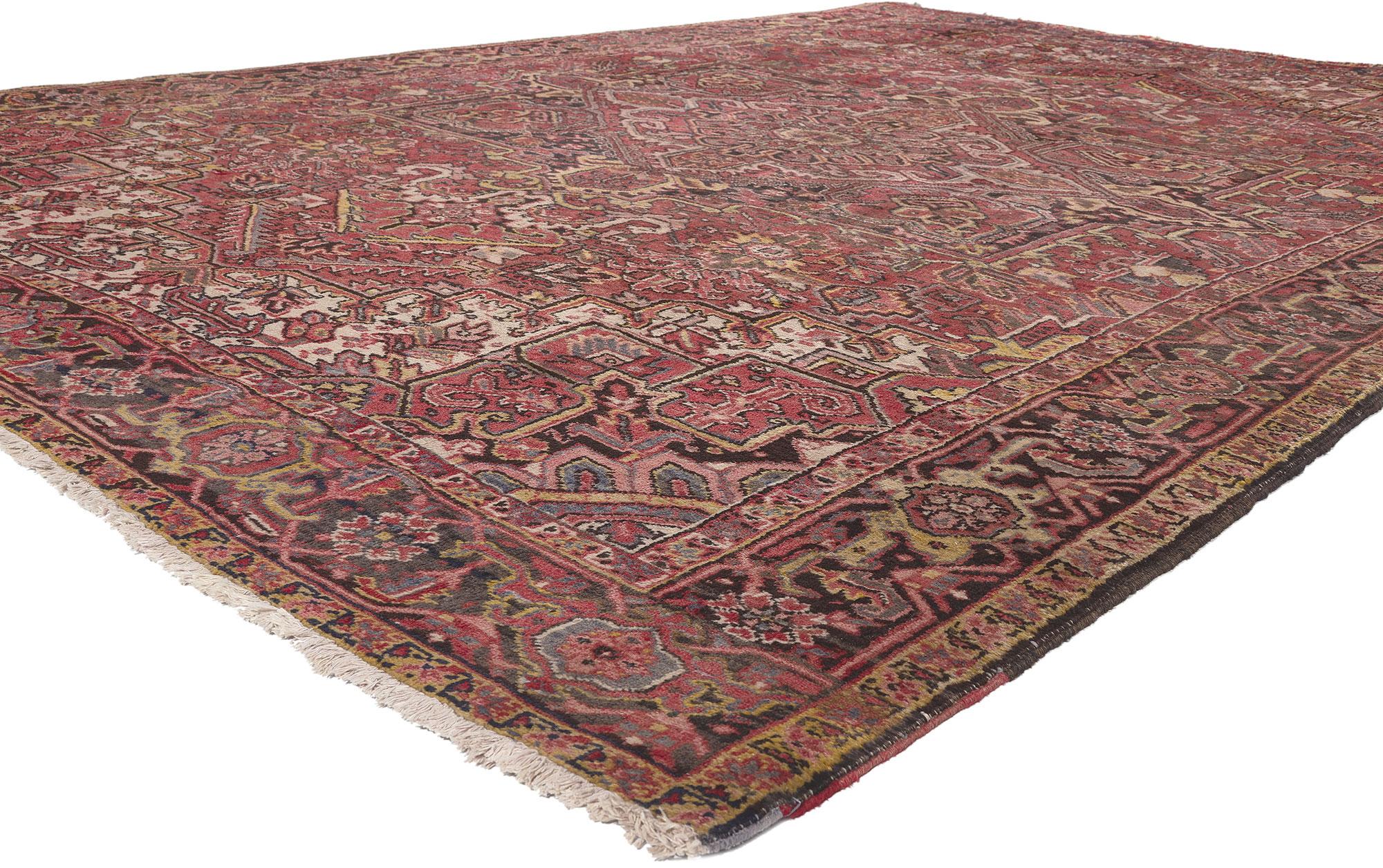 76588 Tapis persan vintage Heriz avec un style moderne du milieu du siècle. Traditionnel et royal avec des couleurs brillantes, ce tapis médaillon persan antique Heriz-Serapi est composé d'un médaillon proéminent flanqué de deux pendentifs
