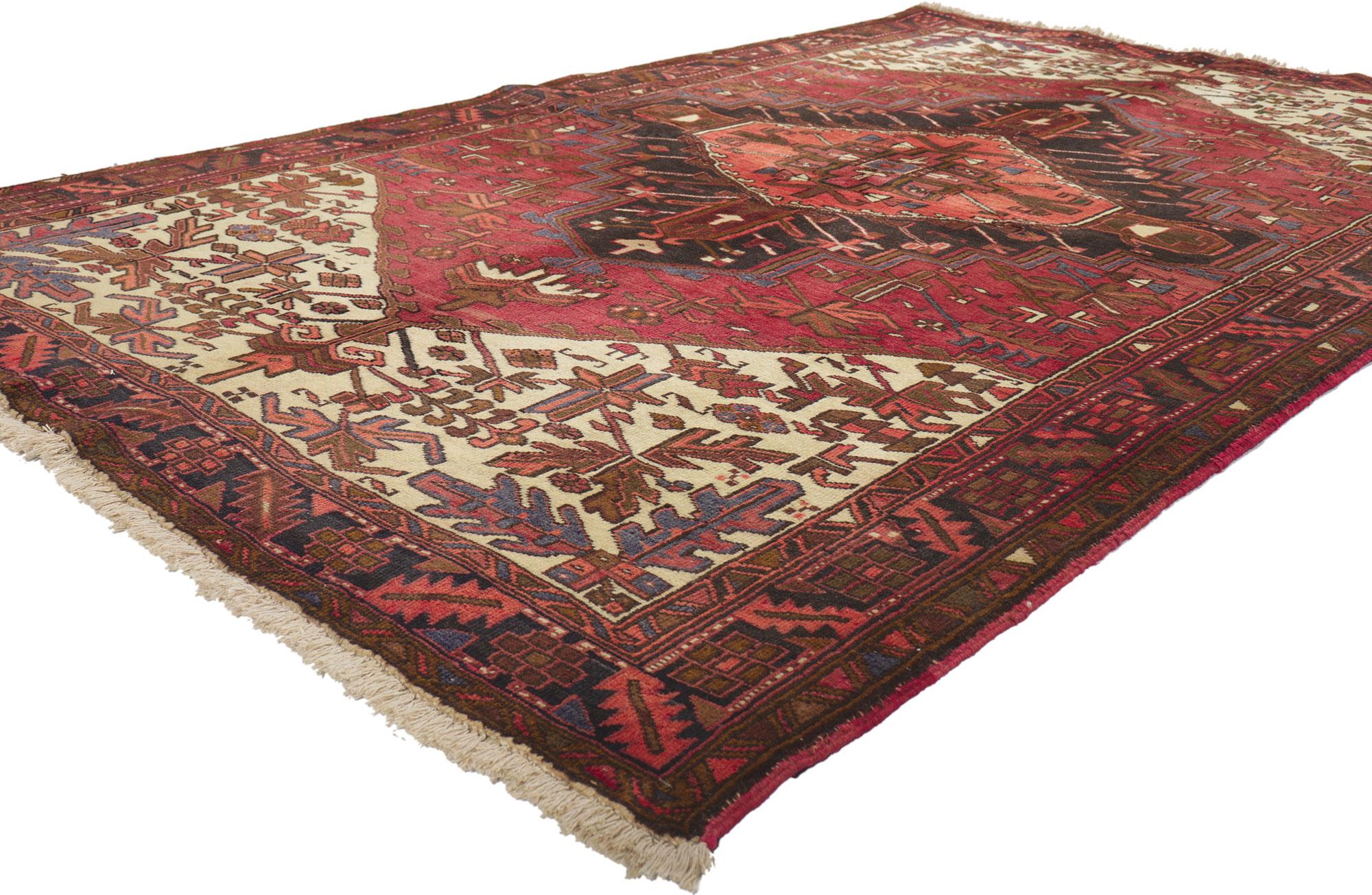 75304 Tapis persan vintage Heriz, 04'11 x 07'11. 
Emanant d'un style moderne avec des détails et une texture incroyables, ce tapis persan Heriz vintage en laine noué à la main est une vision captivante de la beauté tissée. L'étonnant design