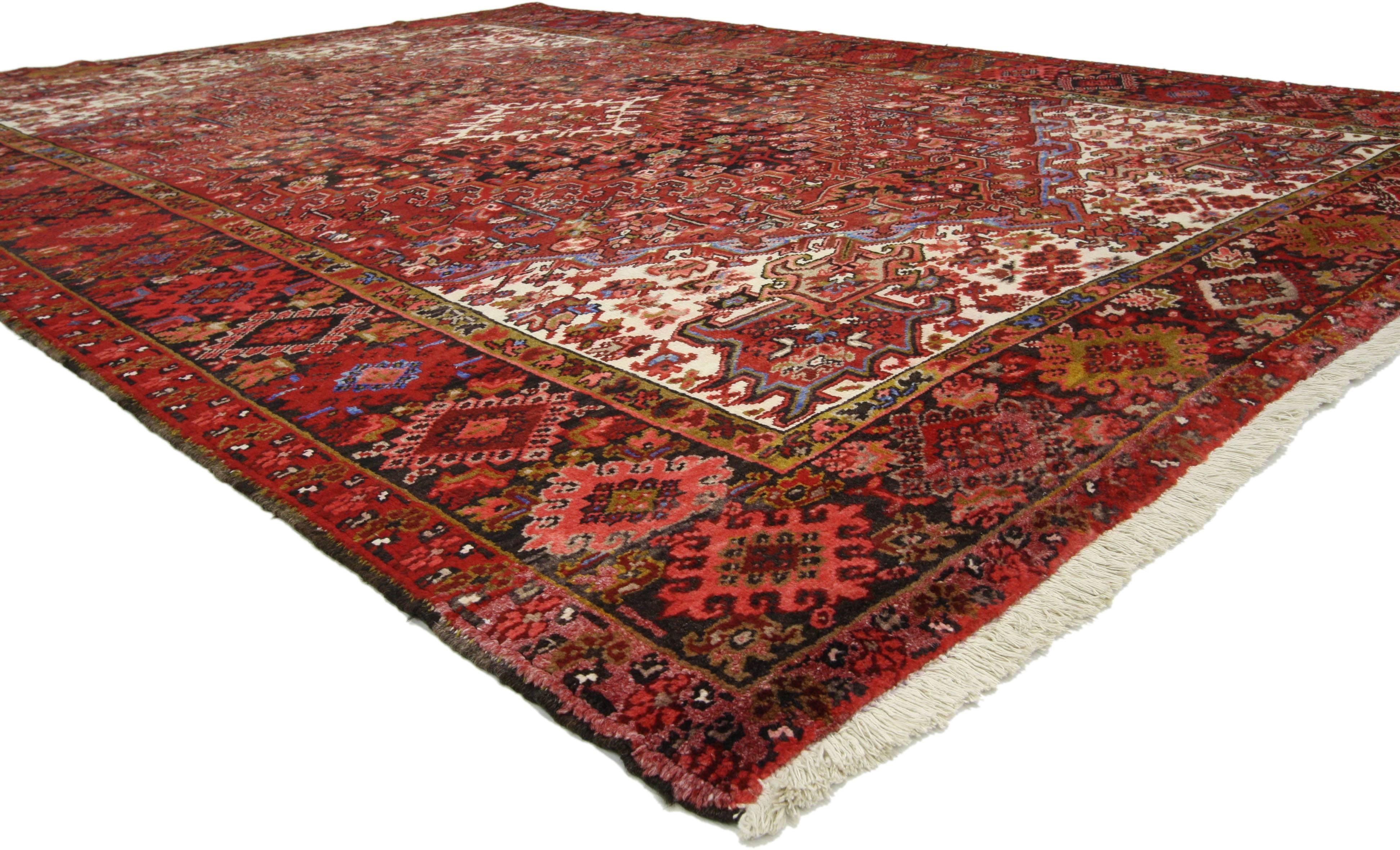 76189 Vintage Persian Heriz Teppich mit Mid-Century Modern Style 07'07 X 10'08. Mit seiner auffallenden Attraktivität und der satten roten Farbpalette wirkt dieser handgeknüpfte Teppich aus alter persischer Heriz-Wolle wie ein prächtiger