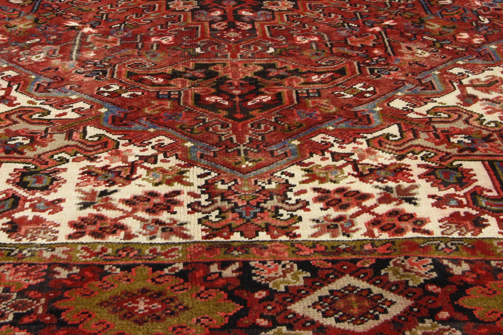 Vintage Persischer Heriz-Teppich mit modernem Mid-Century Vintage-Stil (Handgeknüpft) im Angebot