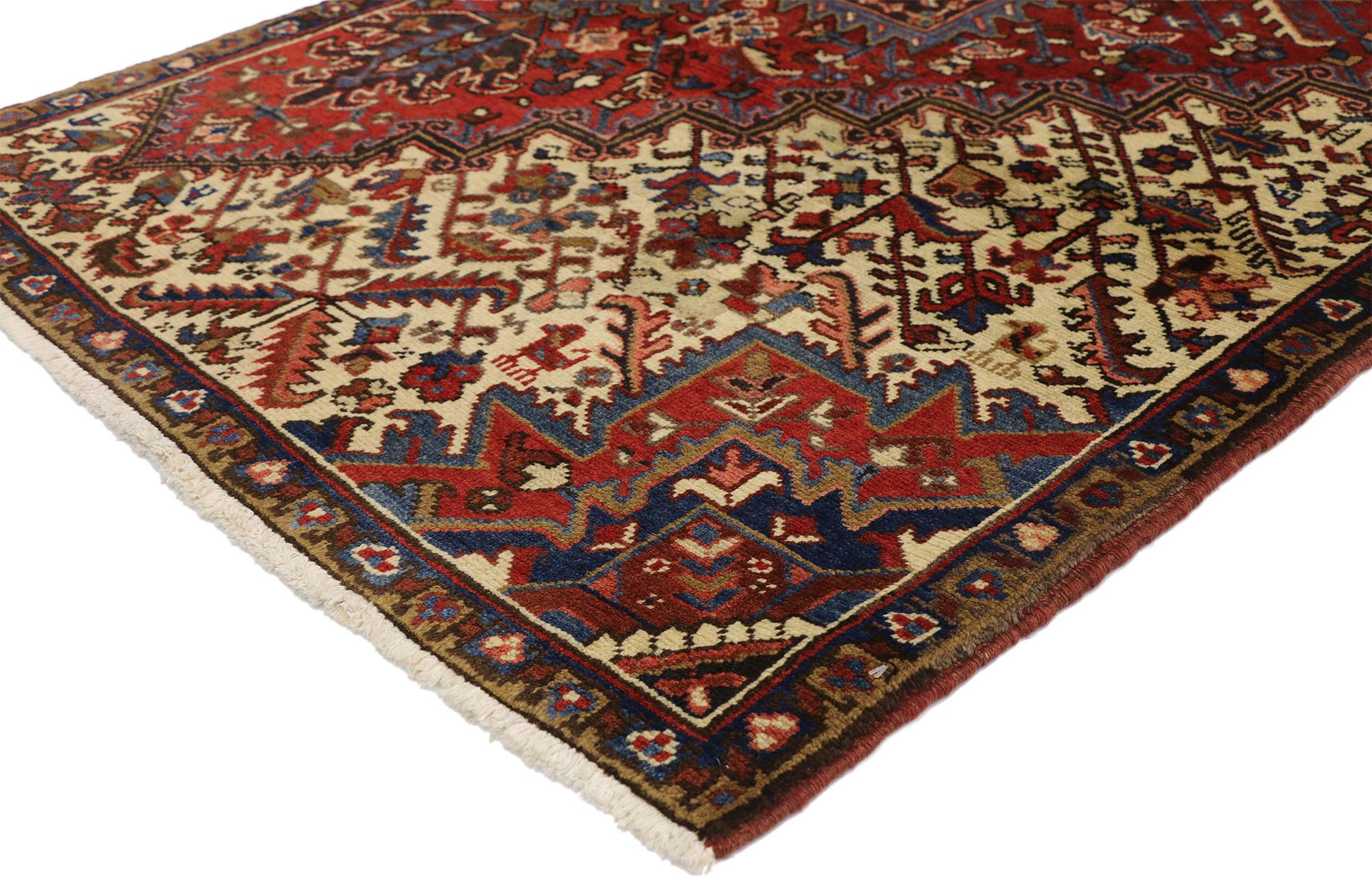 76428 Tapis persan vintage Heriz avec style traditionnel et moderne, tapis Wagireh 03'03 x 04'01. Ce tapis Heriz vintage en laine noué à la main présente un style traditionnel moderne, mais il a été créé pour montrer les variations des motifs, des