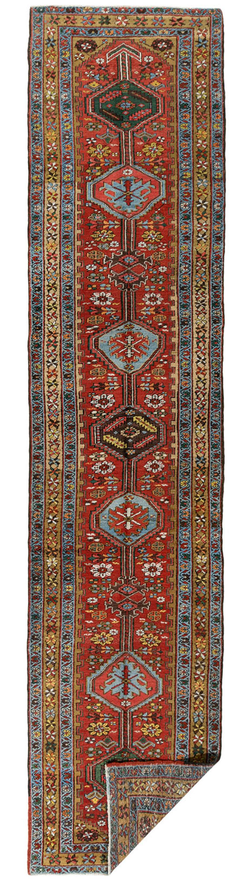 Vintage Persian Heriz Läufer 3'4 X 14'5. Die traditionellen, handgefertigten Heriz-Luxusteppiche sind ebenso modisch wie sammelwürdig. Sie sind kunstvoll gewebt und zeichnen sich durch leuchtende Farben und geometrische Muster aus. Im Heriz-Distrikt