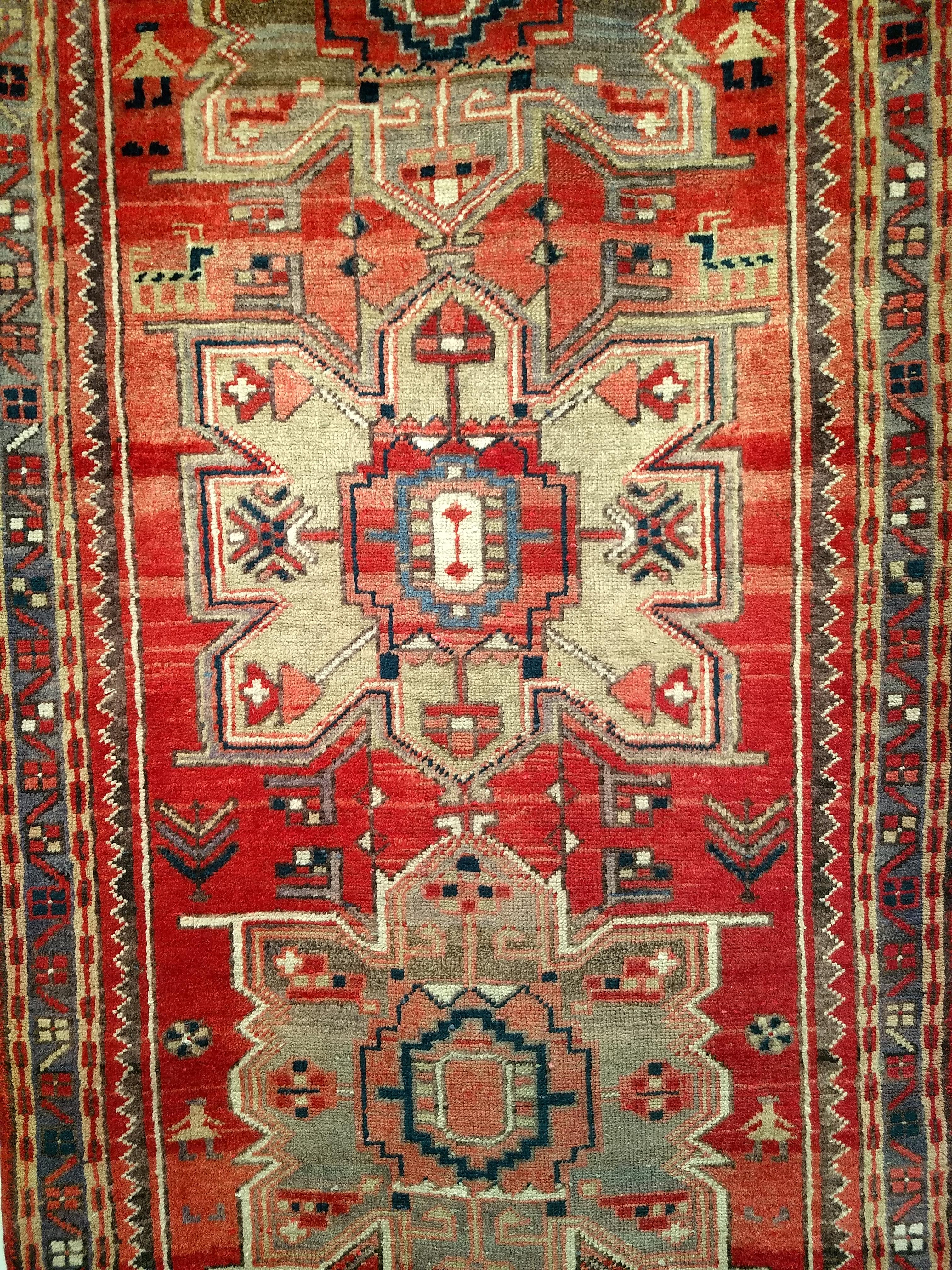 Tapis de couloir persan Heriz vintage avec médaillons géométriques rouges et verts anciens en vente 3