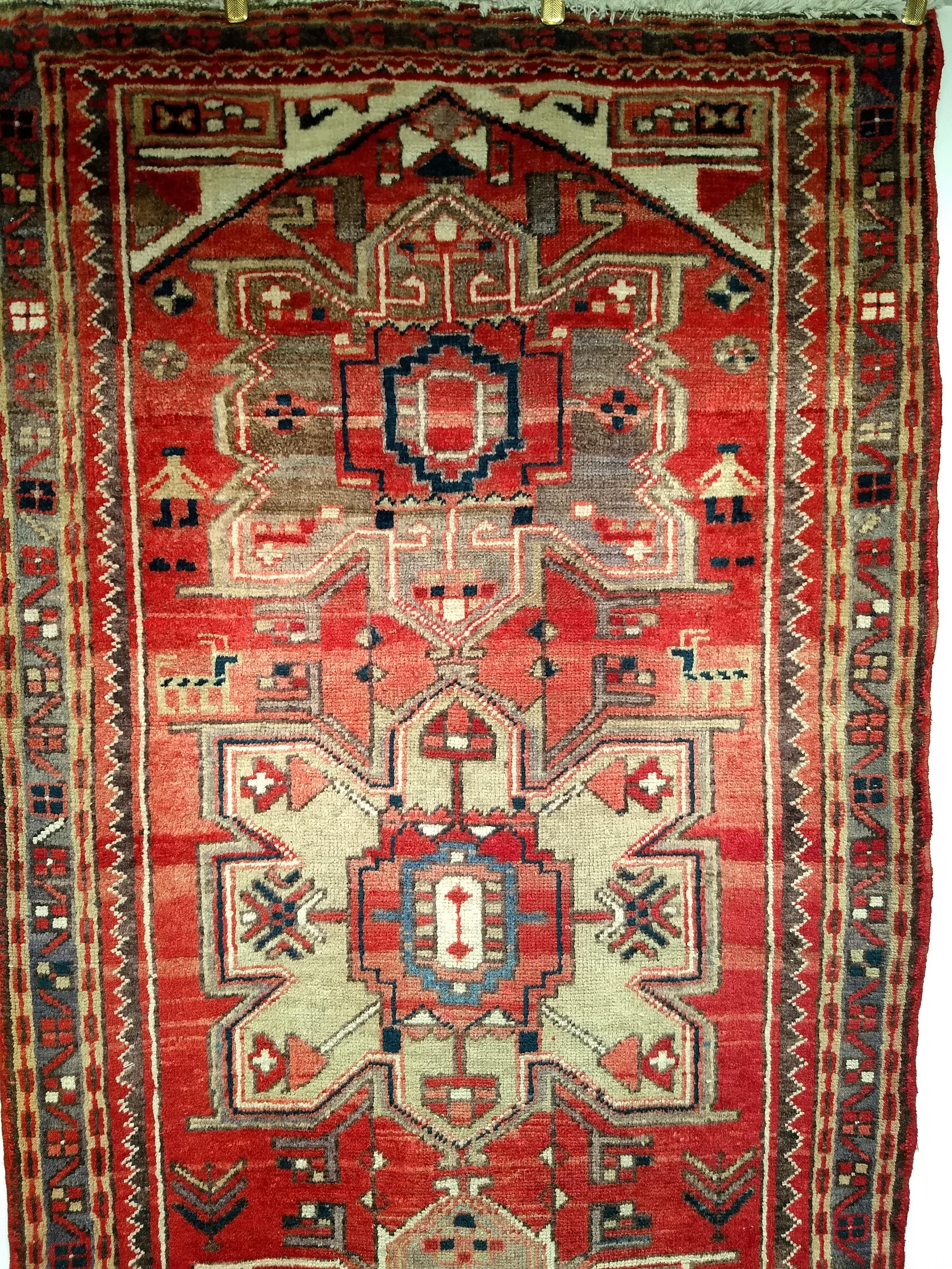 Tapis de couloir persan Heriz vintage avec médaillons géométriques rouges et verts anciens en vente 4