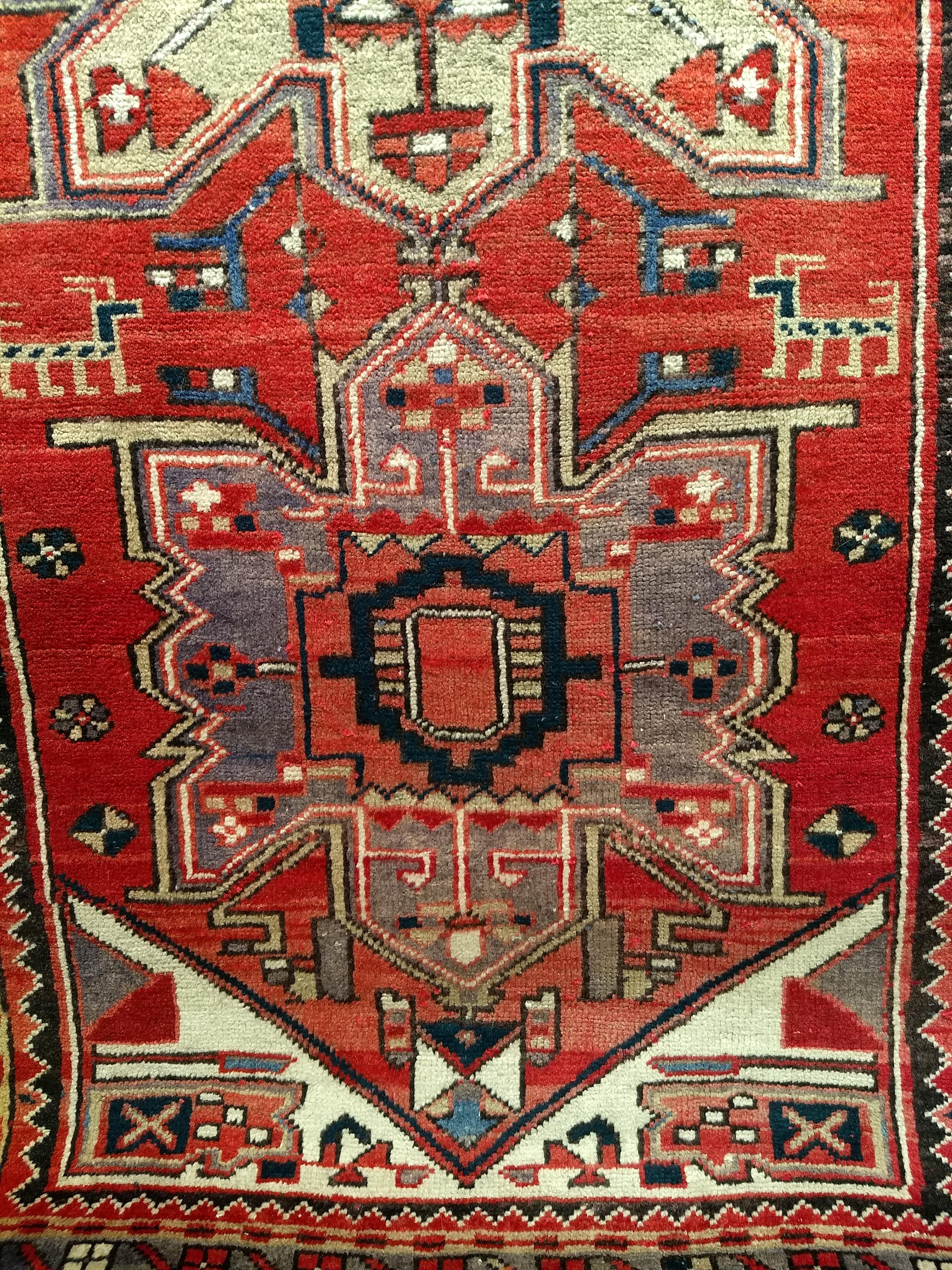 Tapis de couloir persan Heriz vintage avec médaillons géométriques rouges et verts anciens en vente 5