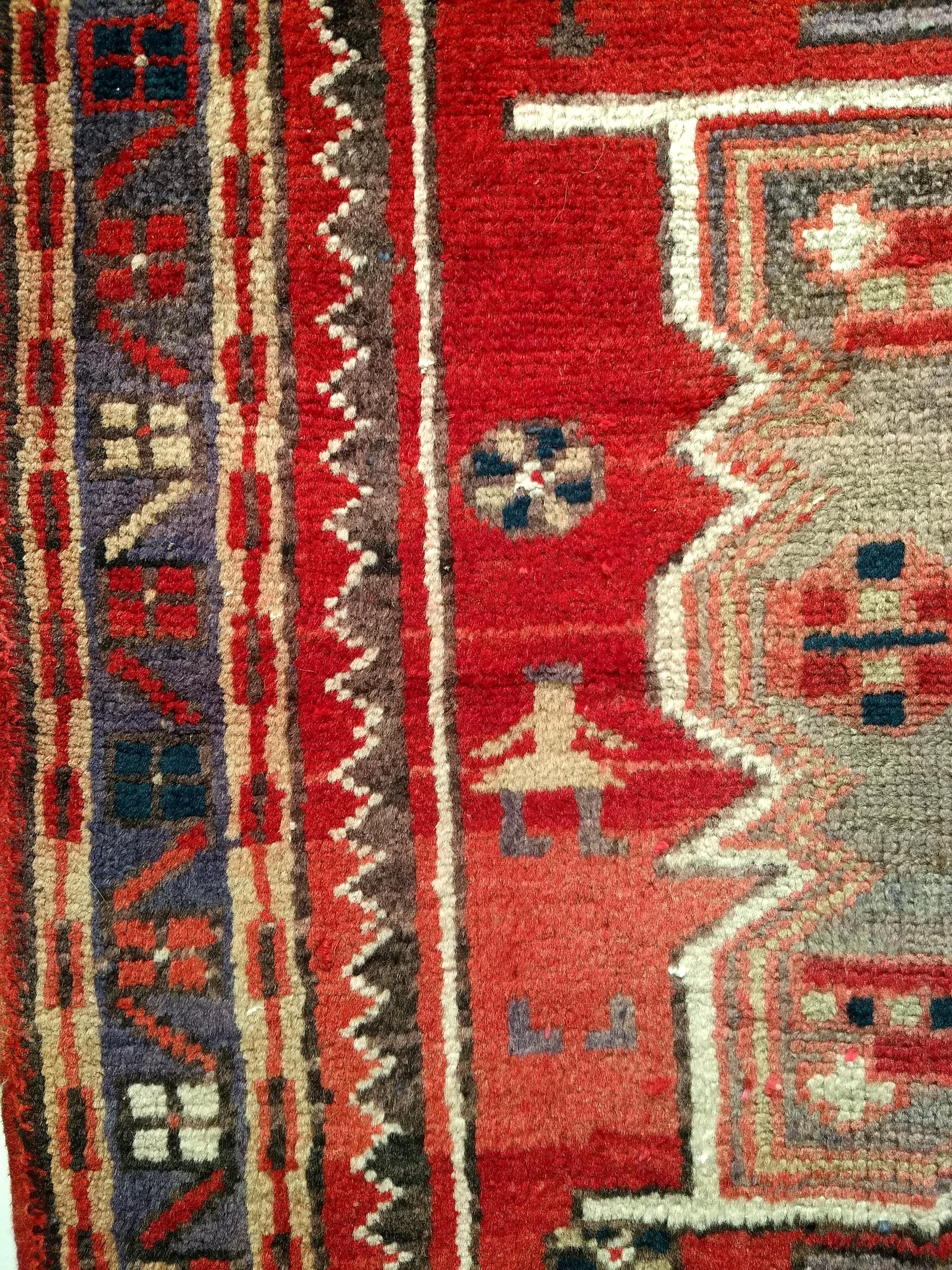 Tapis de couloir persan Heriz vintage avec médaillons géométriques rouges et verts anciens en vente 6