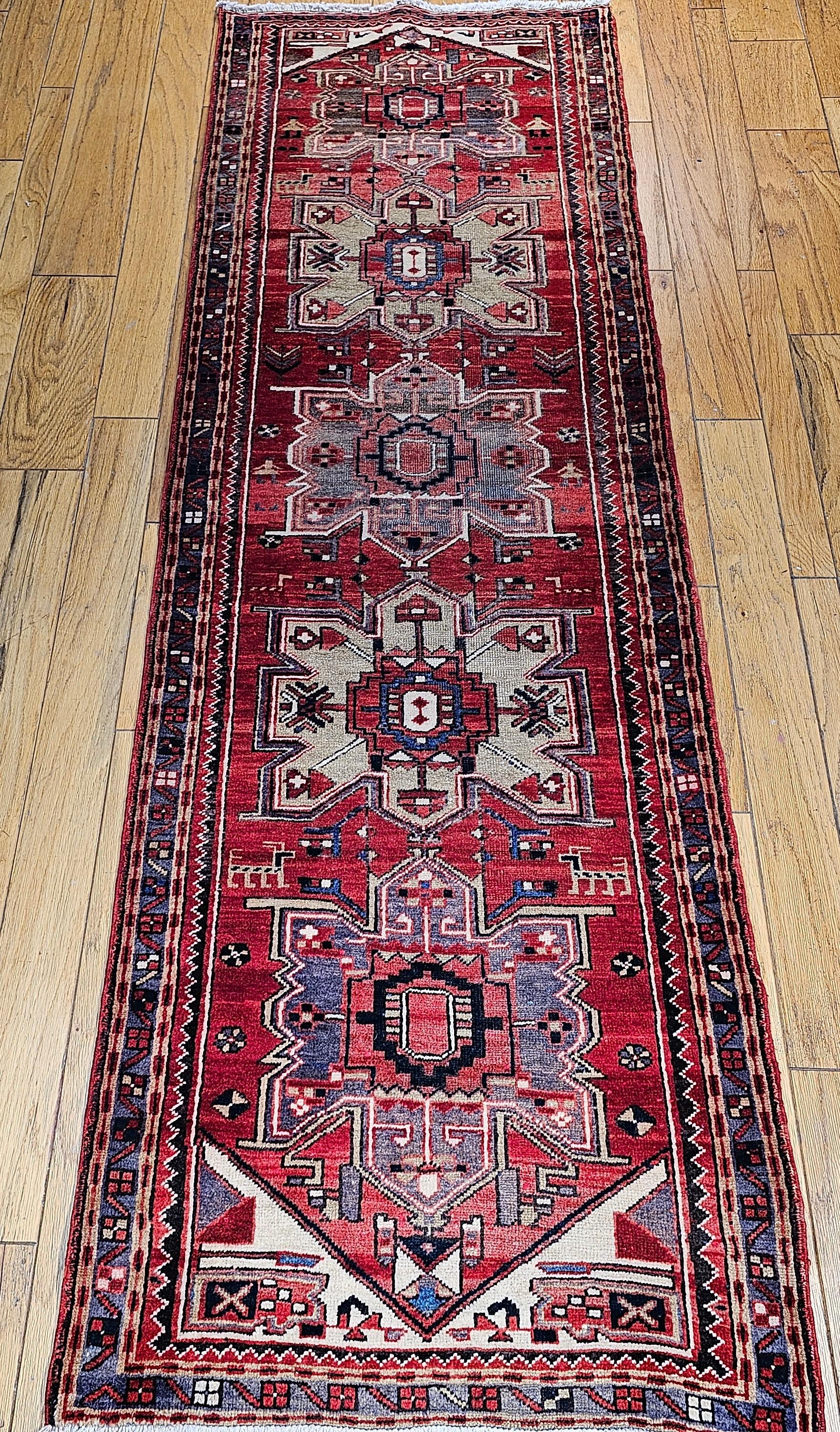 Tapis de couloir persan Heriz vintage avec médaillons géométriques rouges et verts anciens en vente 7