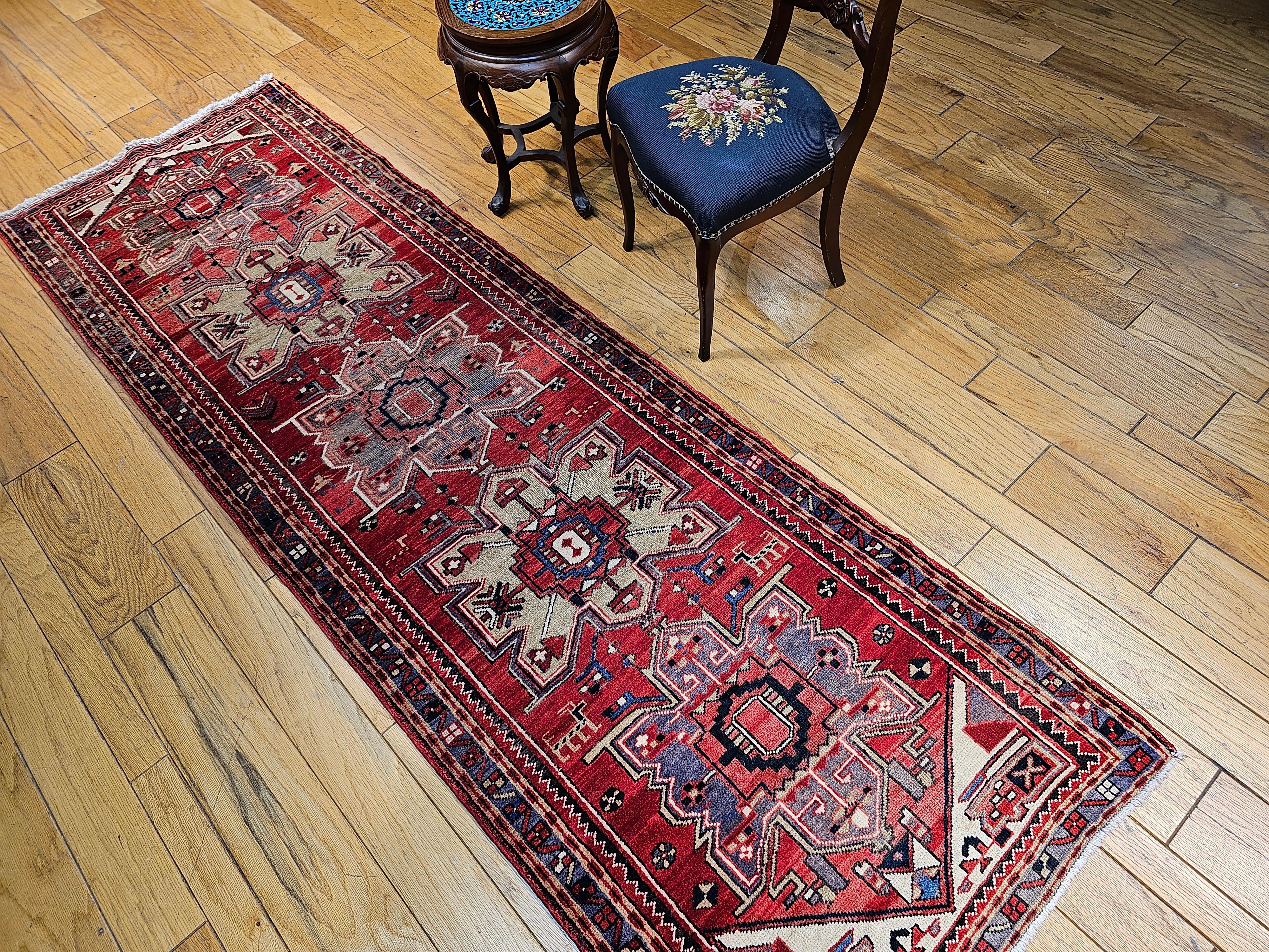 Tapis de couloir persan Heriz vintage avec médaillons géométriques rouges et verts anciens en vente 8