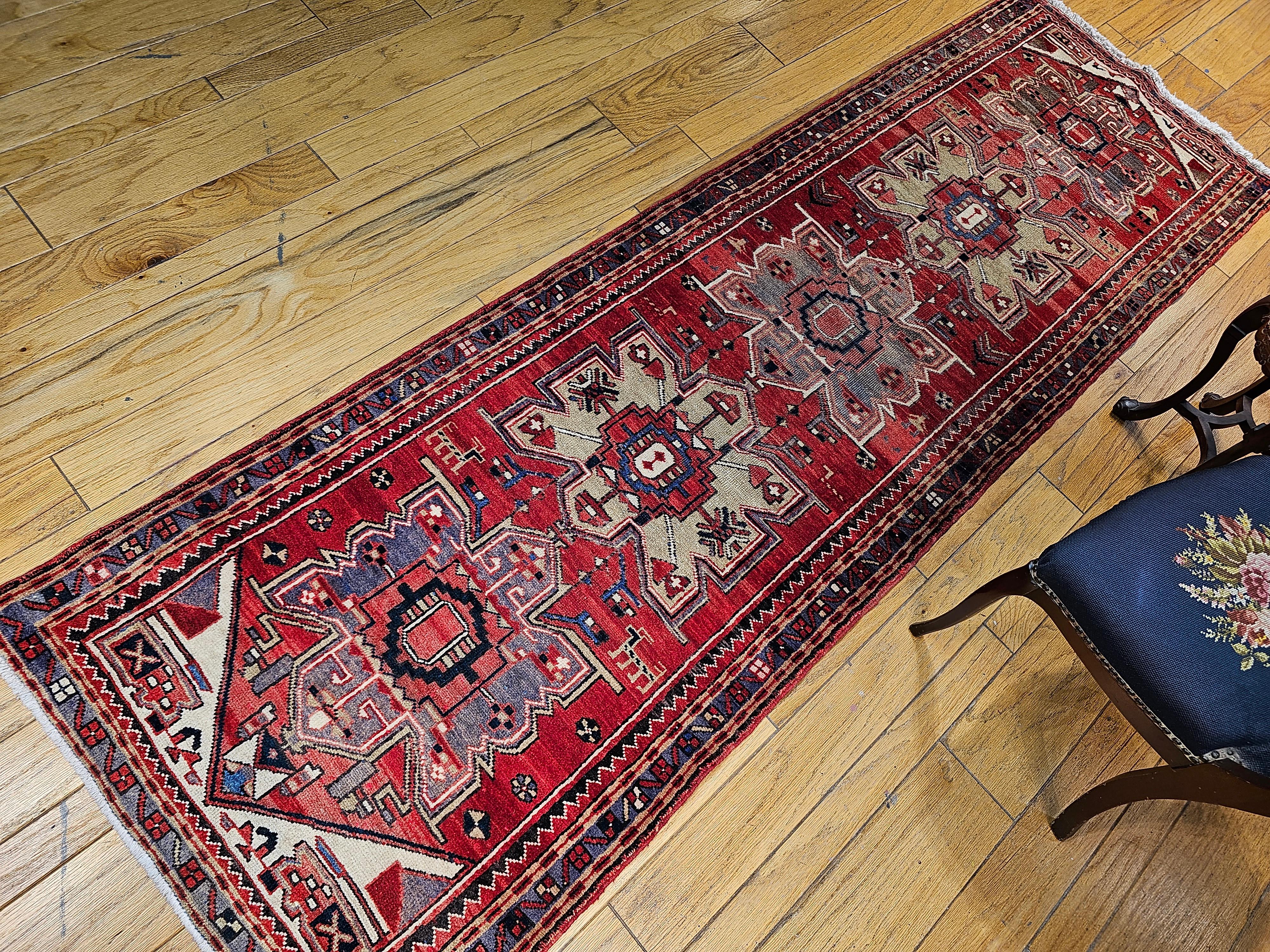 Tapis de couloir persan Heriz vintage avec médaillons géométriques rouges et verts anciens en vente 9