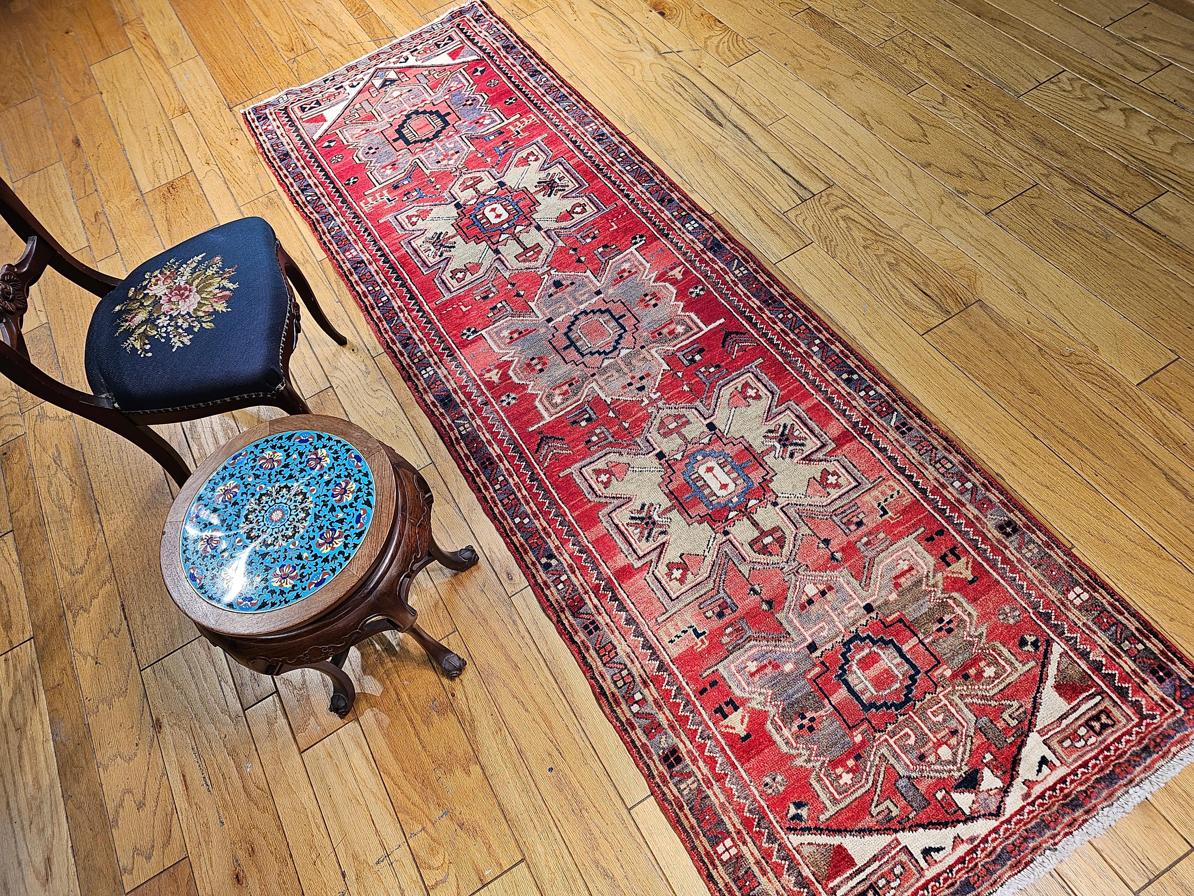 Tapis de couloir persan Heriz vintage avec médaillons géométriques rouges et verts anciens en vente 10
