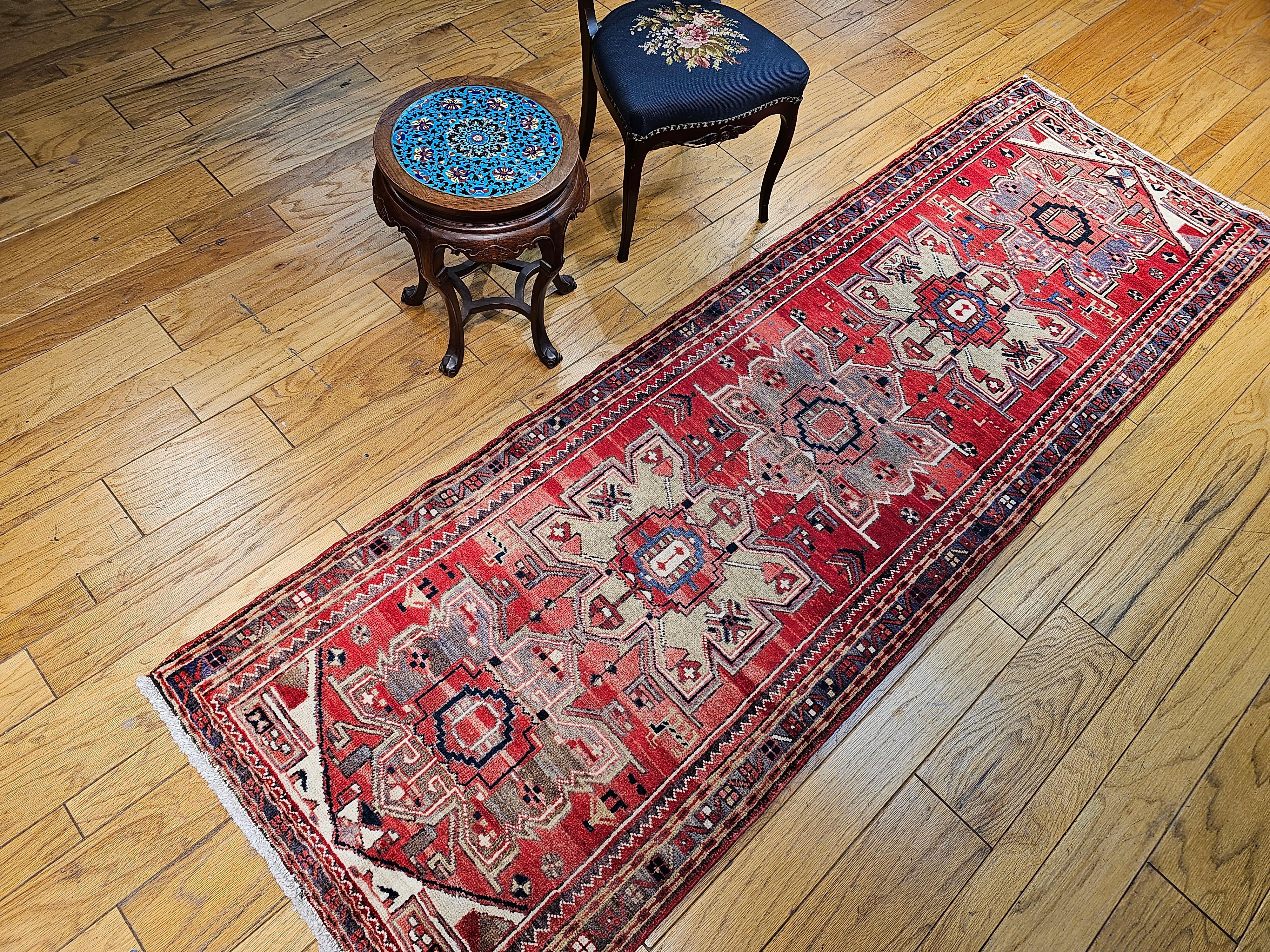 Tapis de couloir persan Heriz vintage avec médaillons géométriques rouges et verts anciens en vente 11