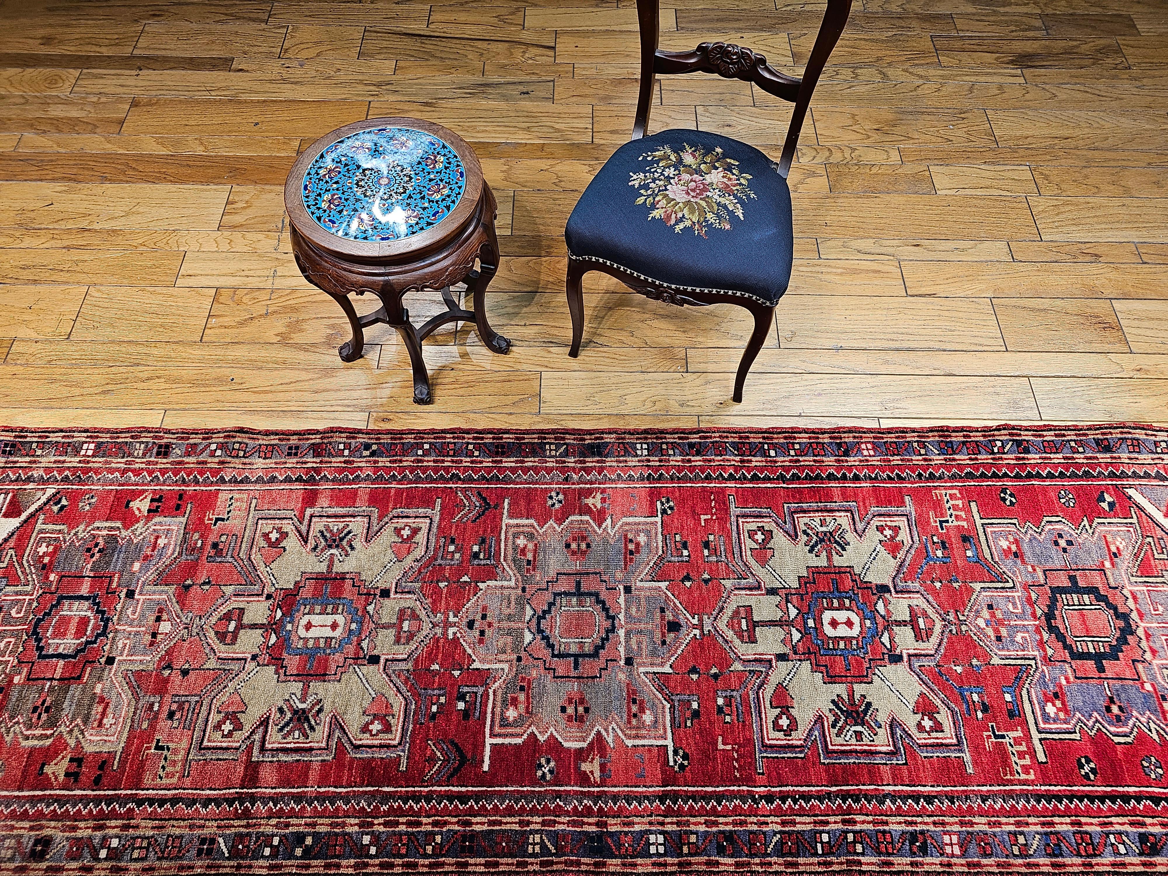 Tapis de couloir persan Heriz vintage avec médaillons géométriques rouges et verts anciens en vente 12