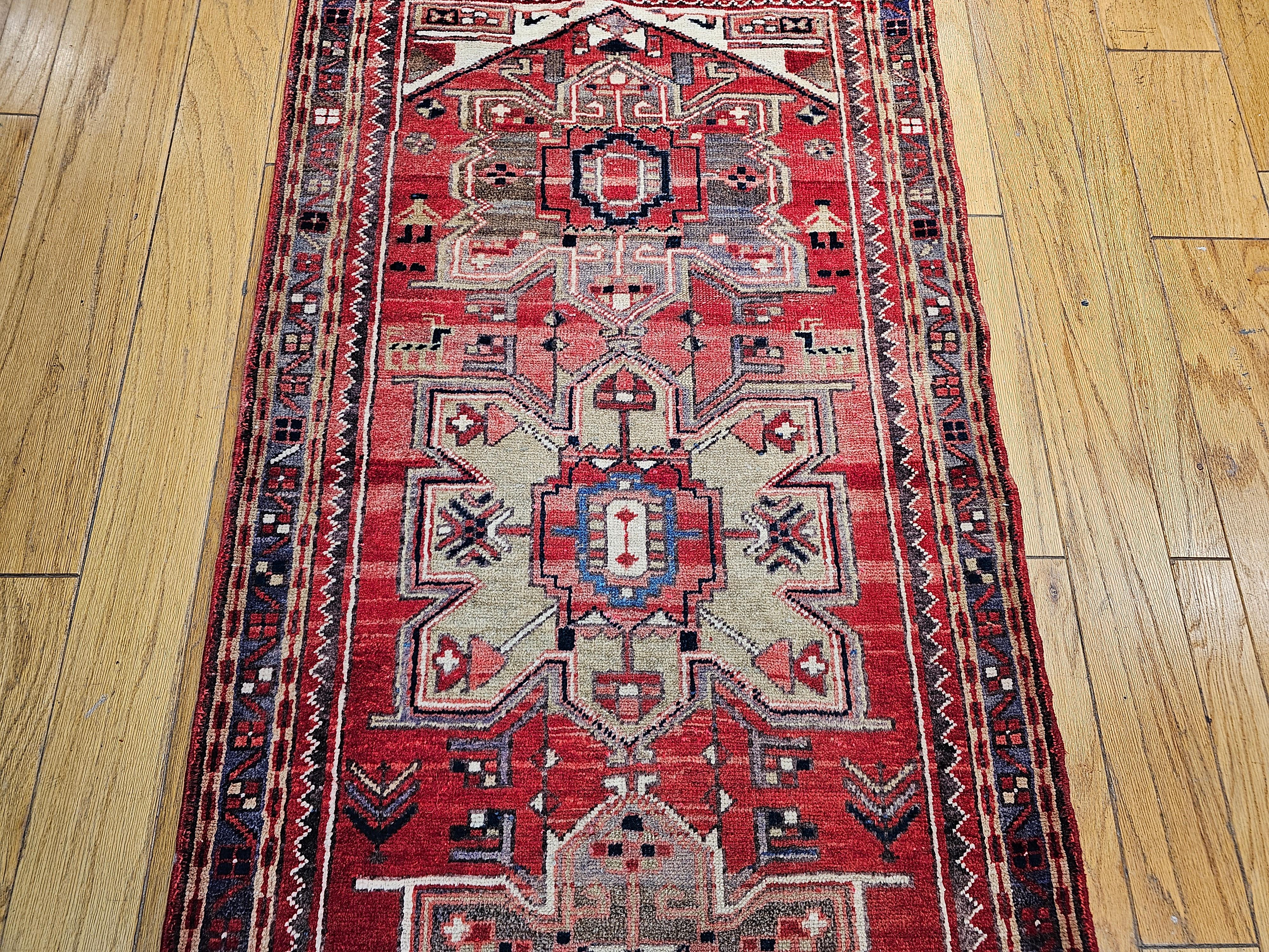 Perse Tapis de couloir persan Heriz vintage avec médaillons géométriques rouges et verts anciens en vente