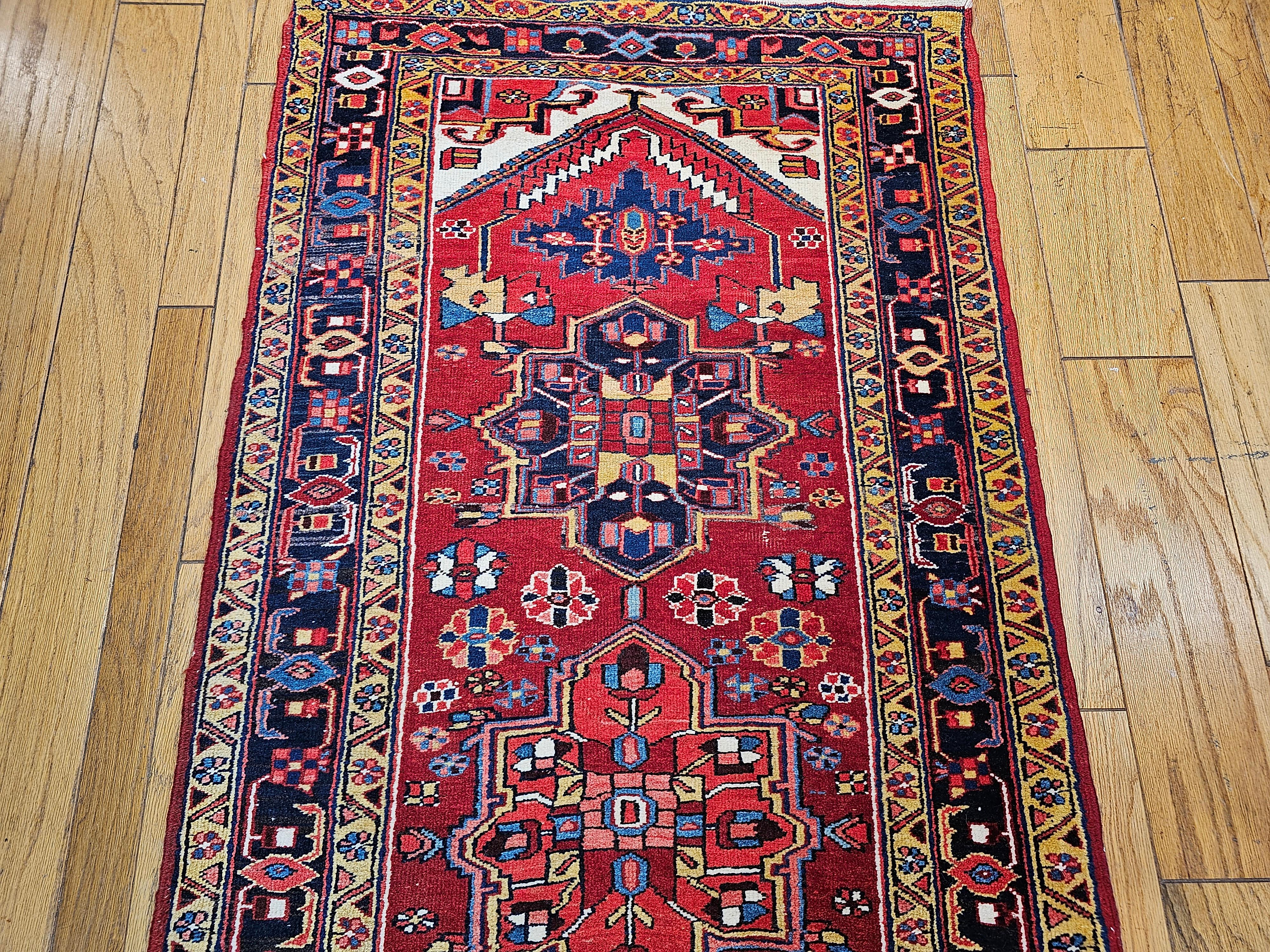 Persischer Heriz-breiter Vintage-Läufer in geometrischem Muster (Pflanzlich gefärbt) im Angebot