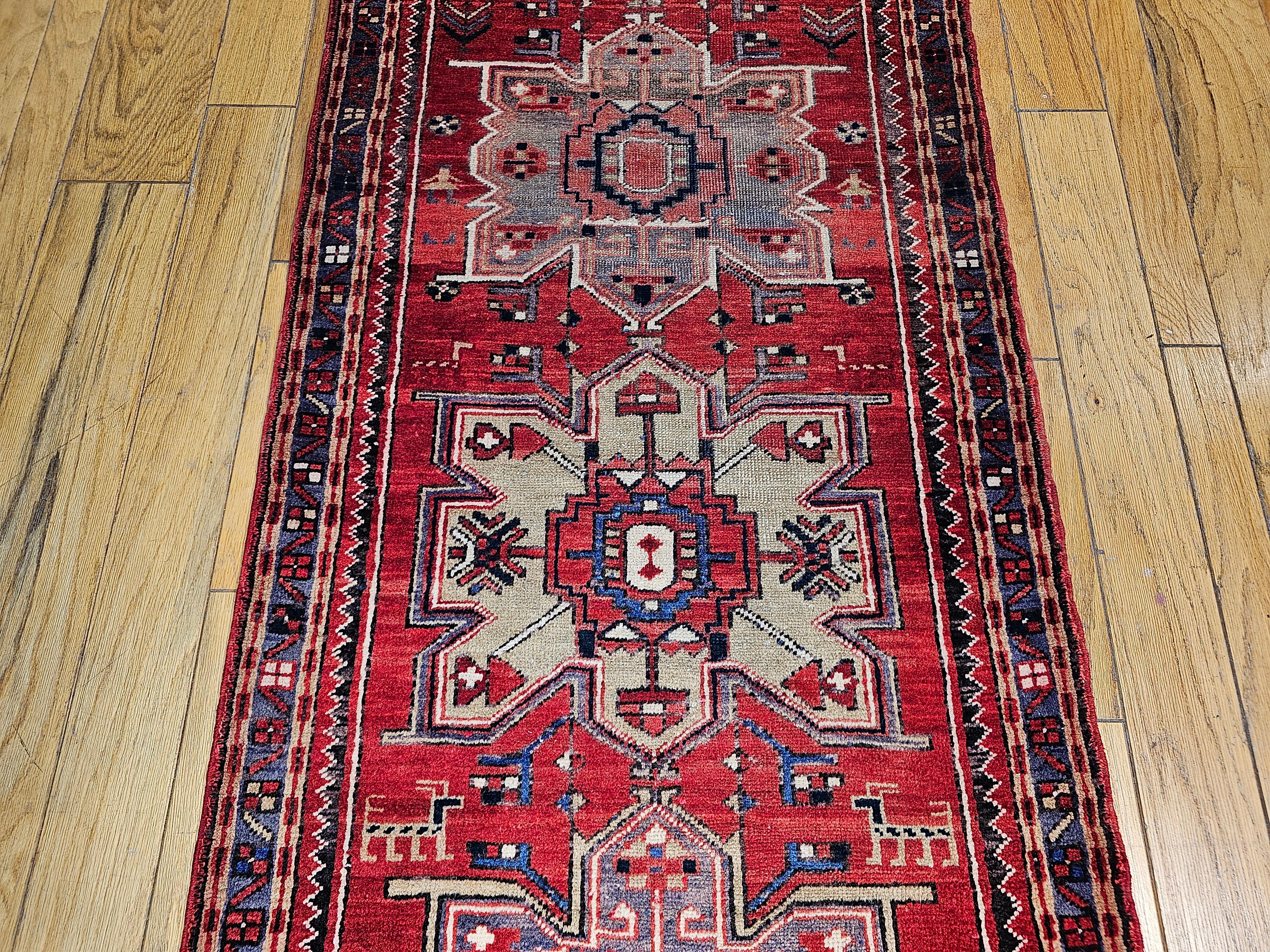 Teinture végétale Tapis de couloir persan Heriz vintage avec médaillons géométriques rouges et verts anciens en vente