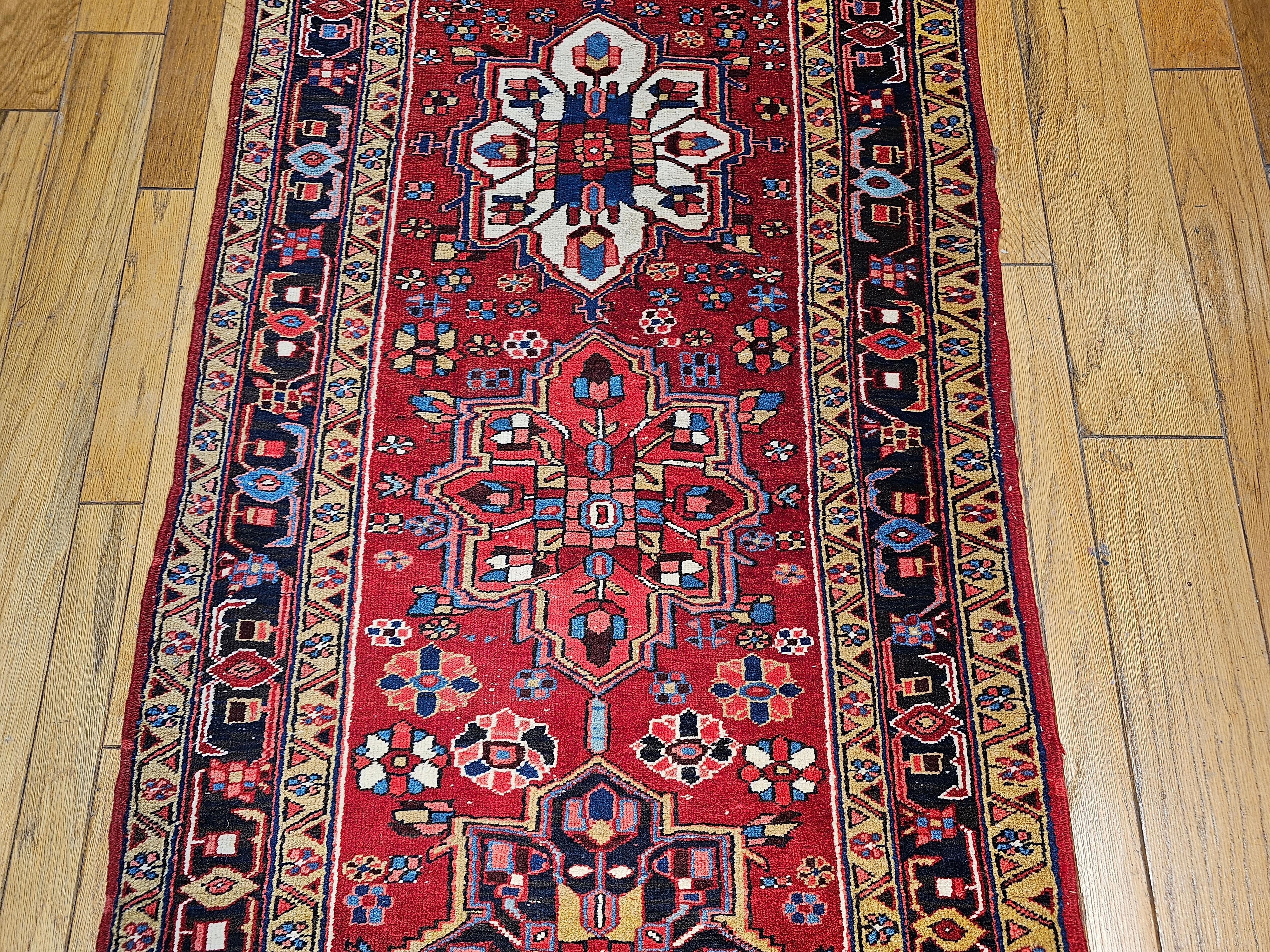 Persischer Heriz-breiter Vintage-Läufer in geometrischem Muster im Zustand „Gut“ im Angebot in Barrington, IL