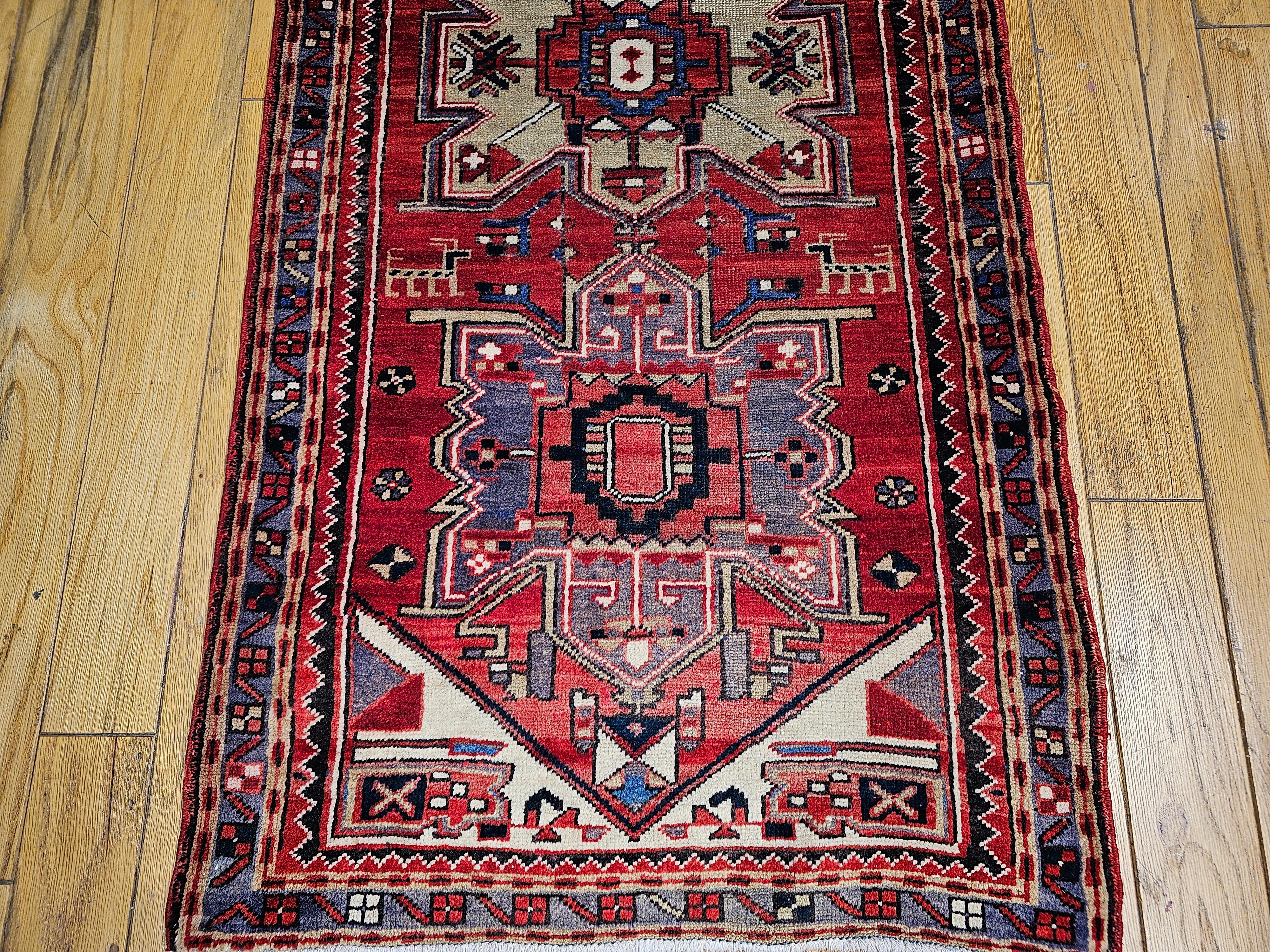 Tapis de couloir persan Heriz vintage avec médaillons géométriques rouges et verts anciens Bon état - En vente à Barrington, IL