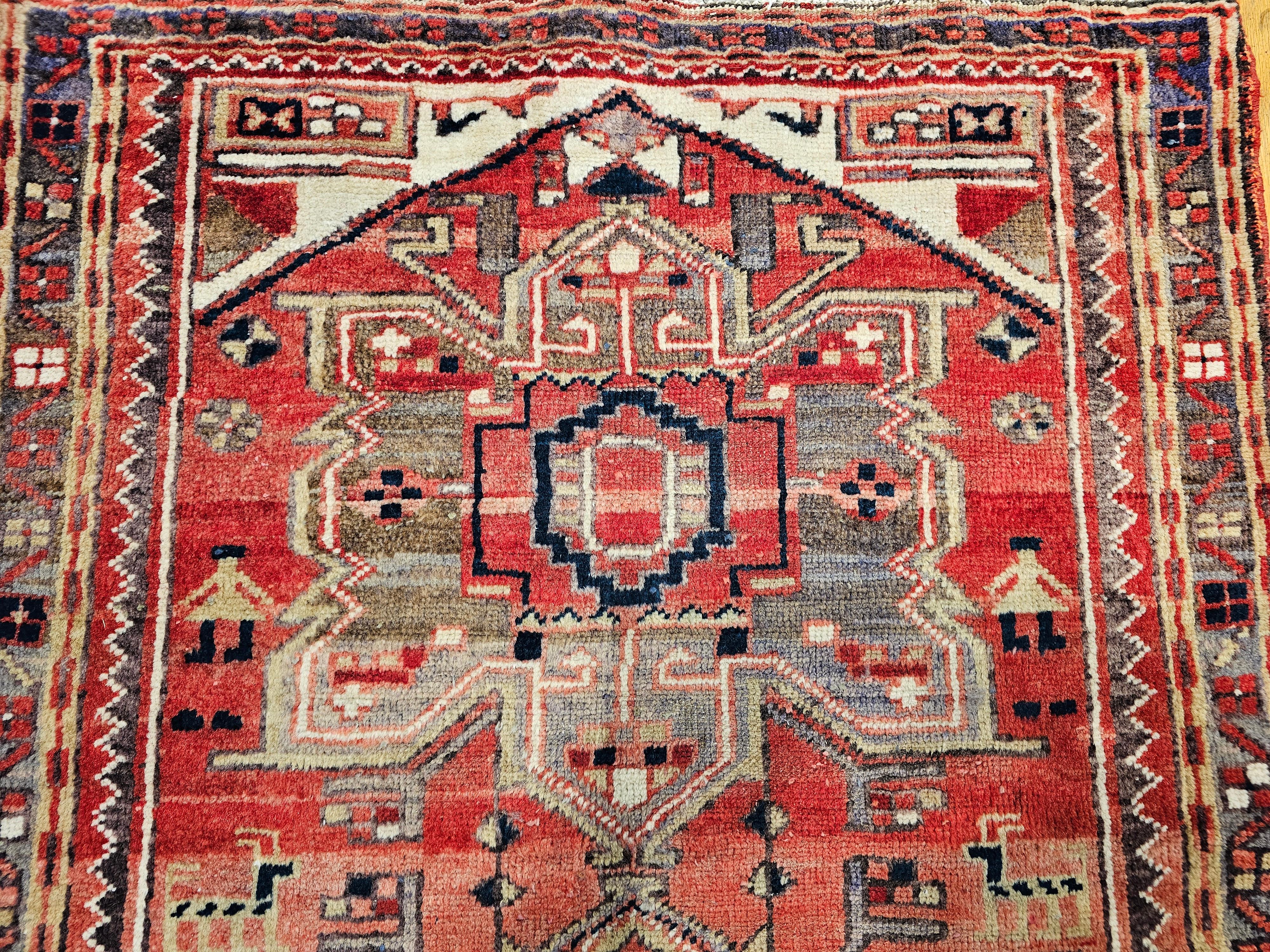 20ième siècle Tapis de couloir persan Heriz vintage avec médaillons géométriques rouges et verts anciens en vente
