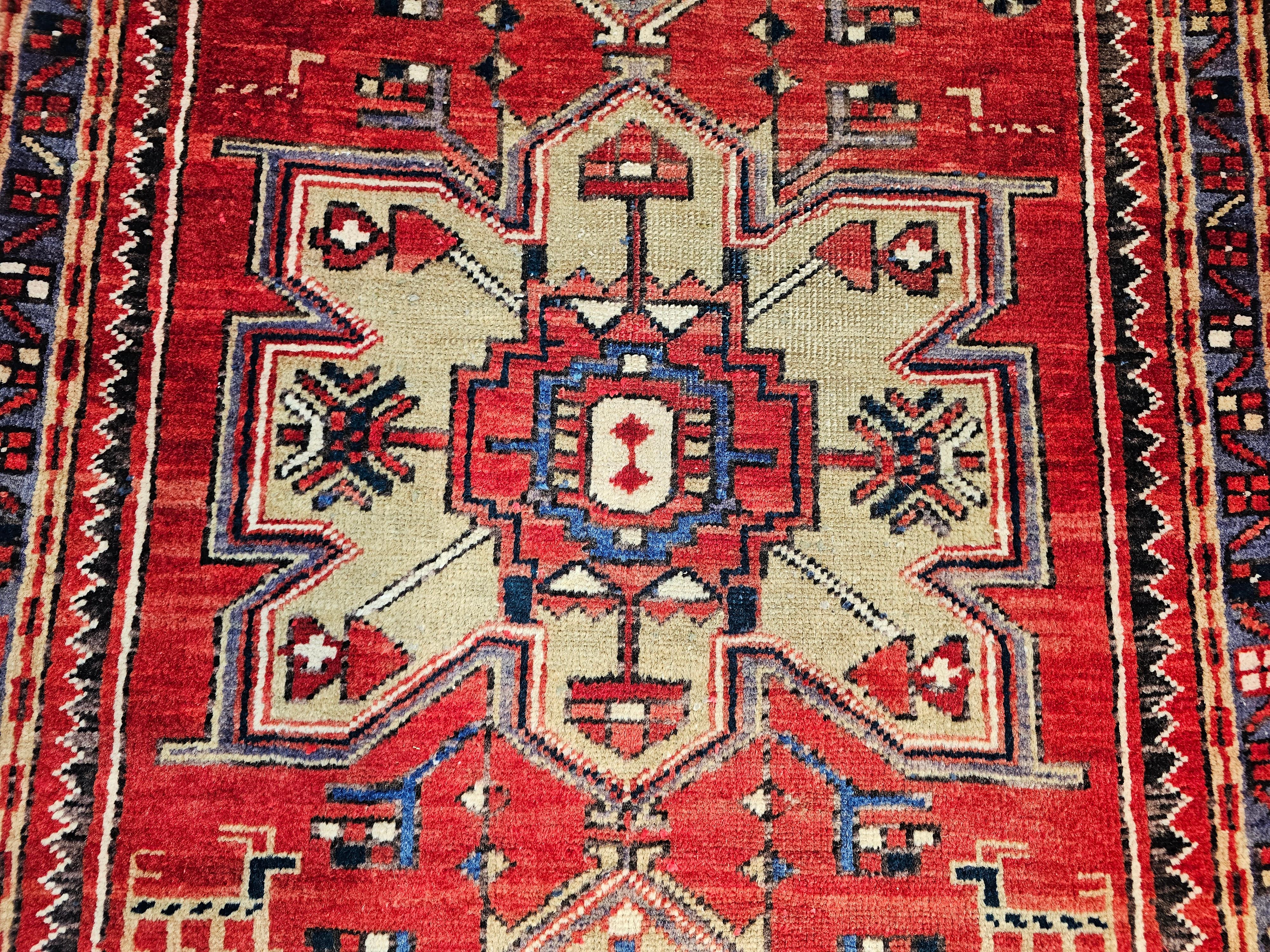 Laine Tapis de couloir persan Heriz vintage avec médaillons géométriques rouges et verts anciens en vente