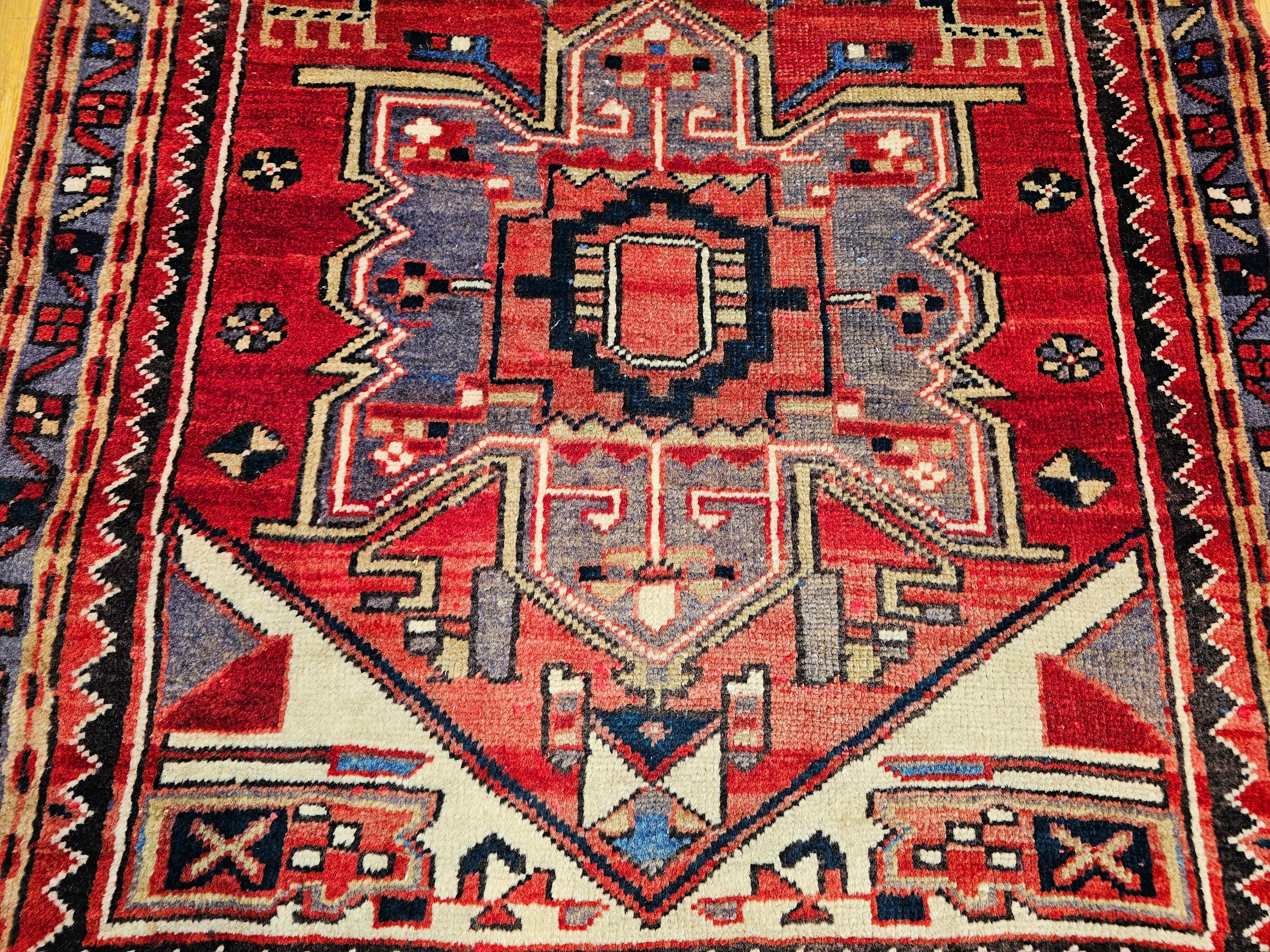 Tapis de couloir persan Heriz vintage avec médaillons géométriques rouges et verts anciens en vente 1