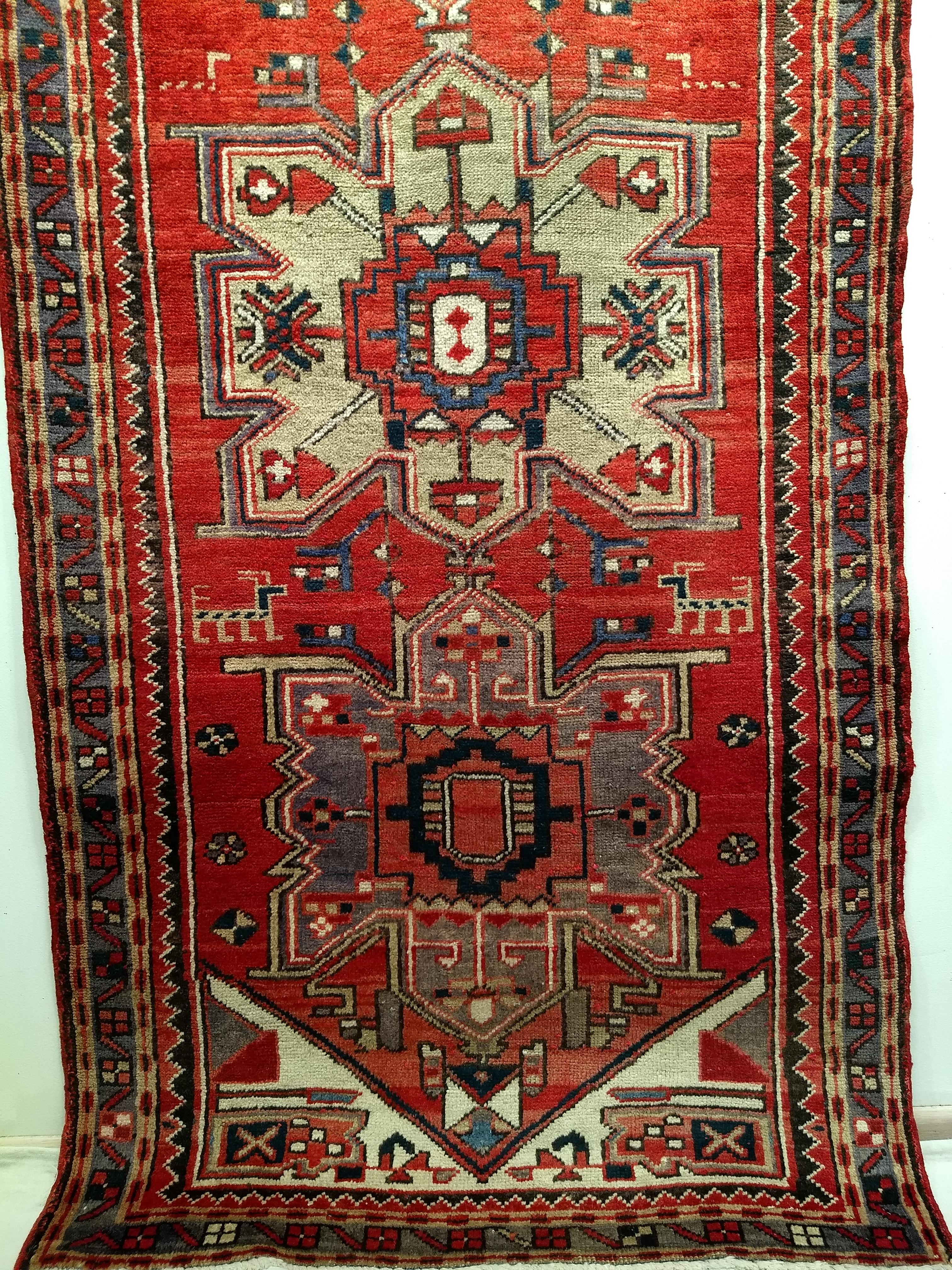 Tapis de couloir persan Heriz vintage avec médaillons géométriques rouges et verts anciens en vente 2