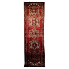 Runner persiano vintage di Heriz con campo rosso antico e medaglioni geometrici verdi