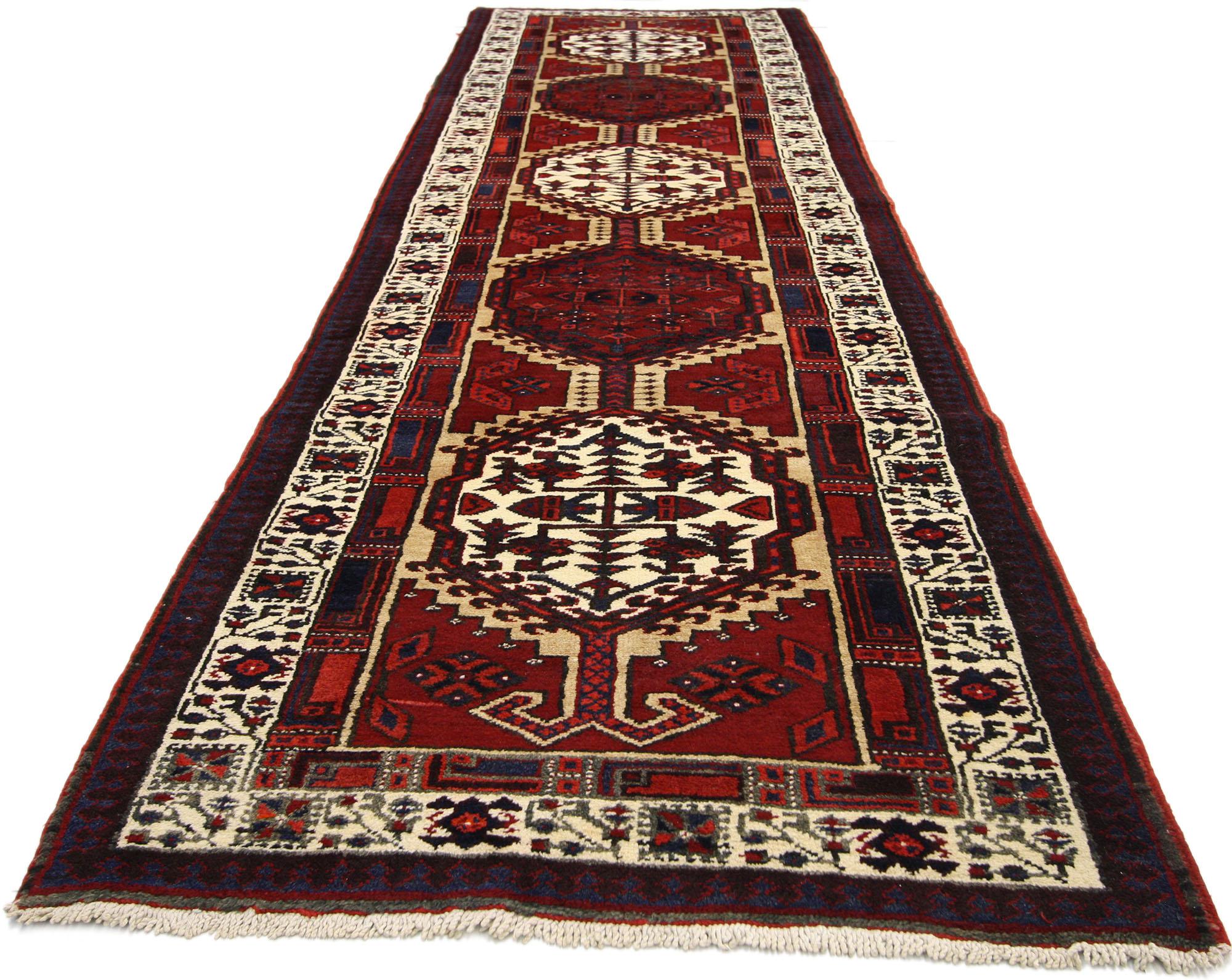 Annodato a mano Vintage Persian Heriz Carpet Runner with Modern Style in vendita