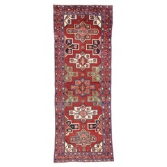 Tapis de couloir persan Heriz vintage, tapis de couloir de salon moderne du milieu du siècle dernier