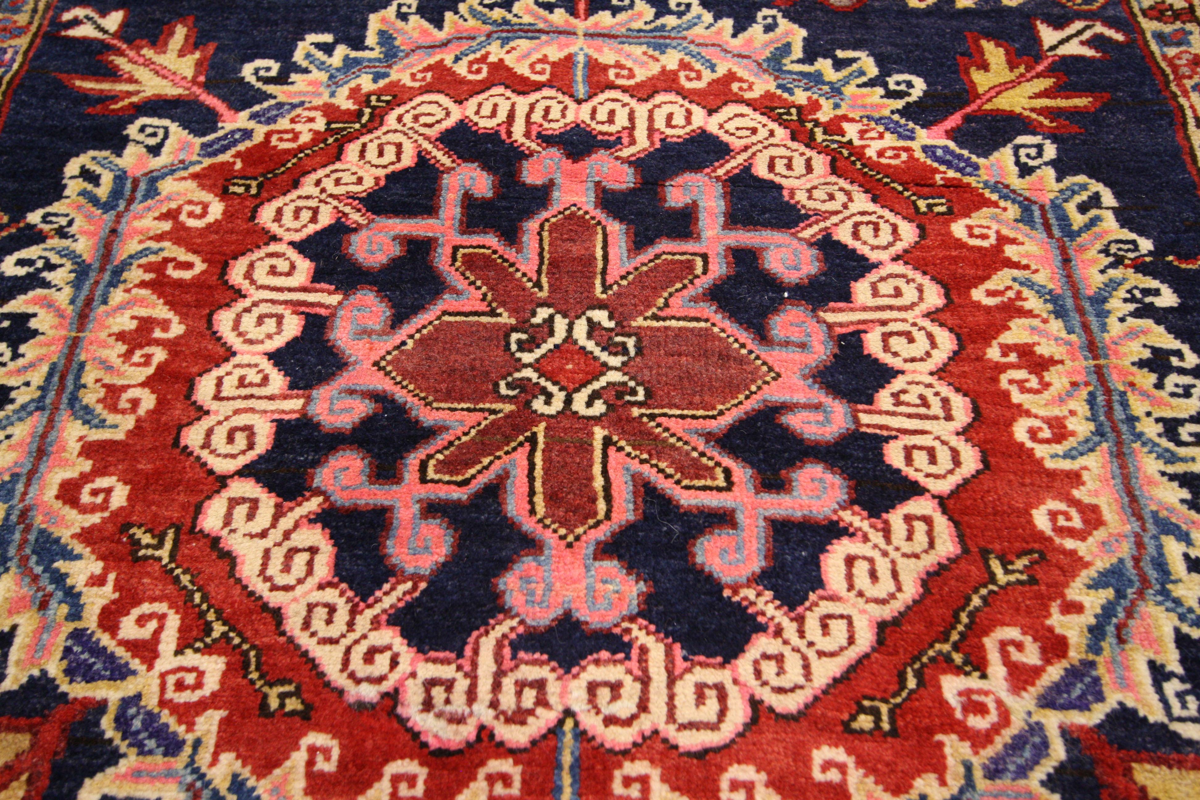 20th Century Vintage Persian Carpet Heriz Rug Traditional Elegance For Sale