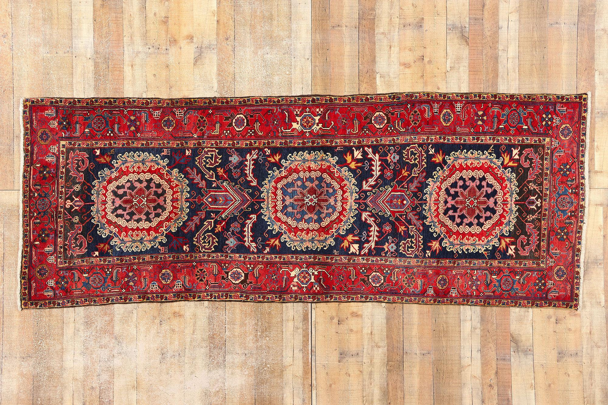 Vintage Persian Carpet Heriz Rug Traditional Elegance For Sale 3