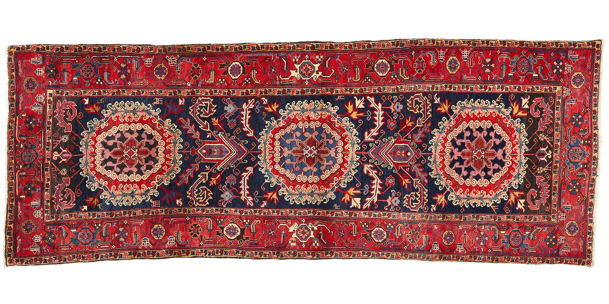 Vintage Persian Carpet Heriz Rug Traditional Elegance For Sale 4