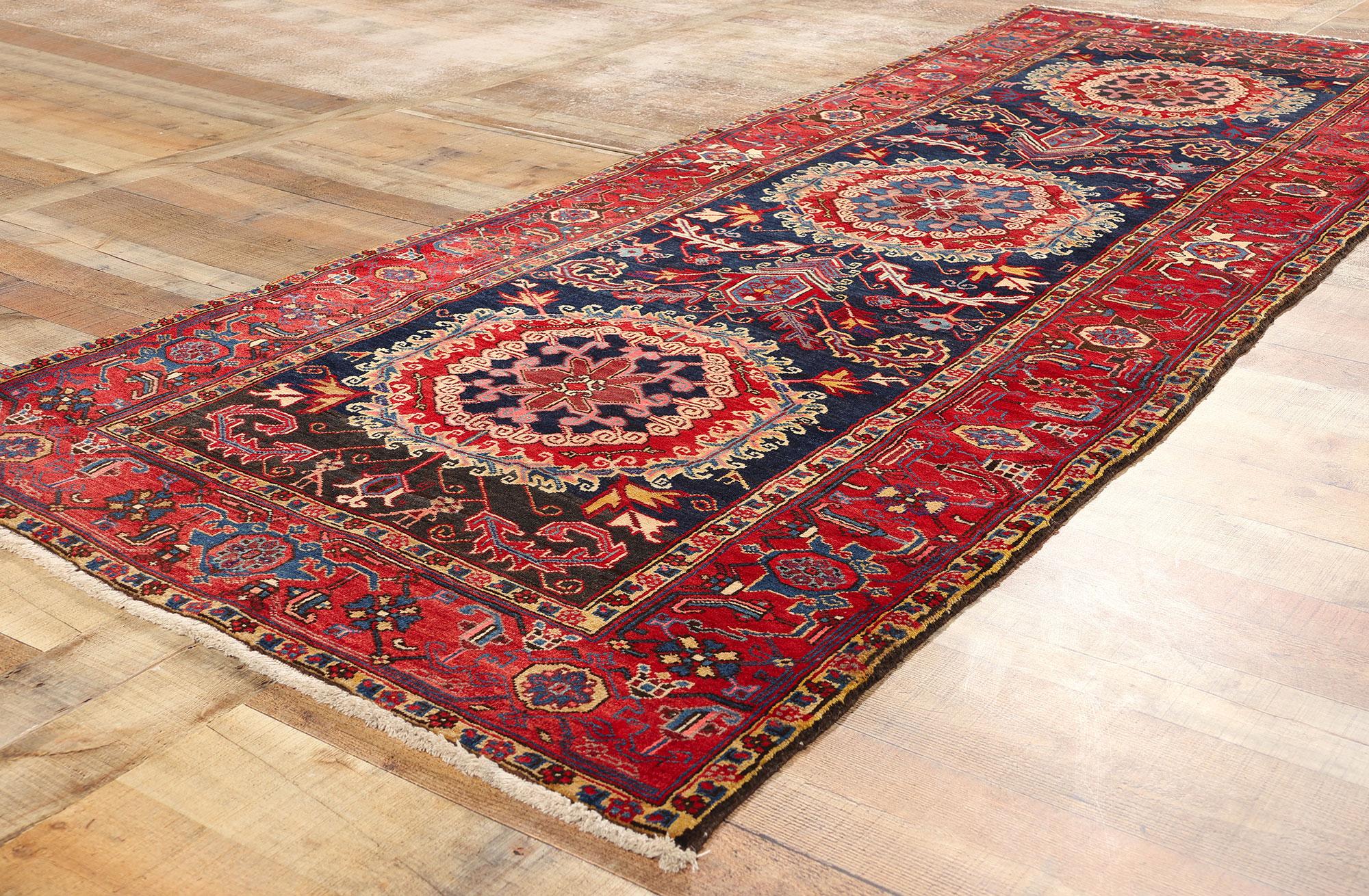 Vintage Persian Carpet Heriz Rug Traditional Elegance For Sale 1