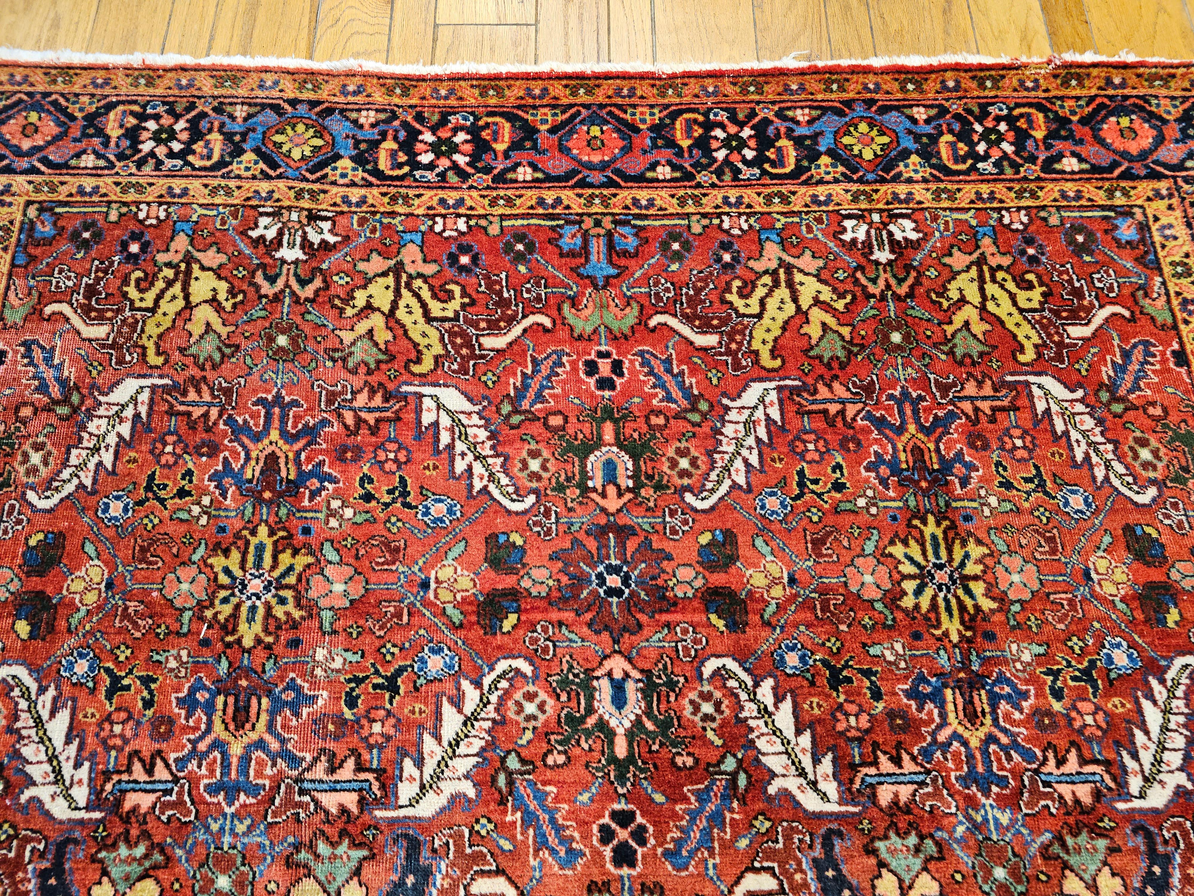 Tappeto persiano d'epoca Heriz Serapi con motivo alllover in rosso, blu e rosa in vendita 4