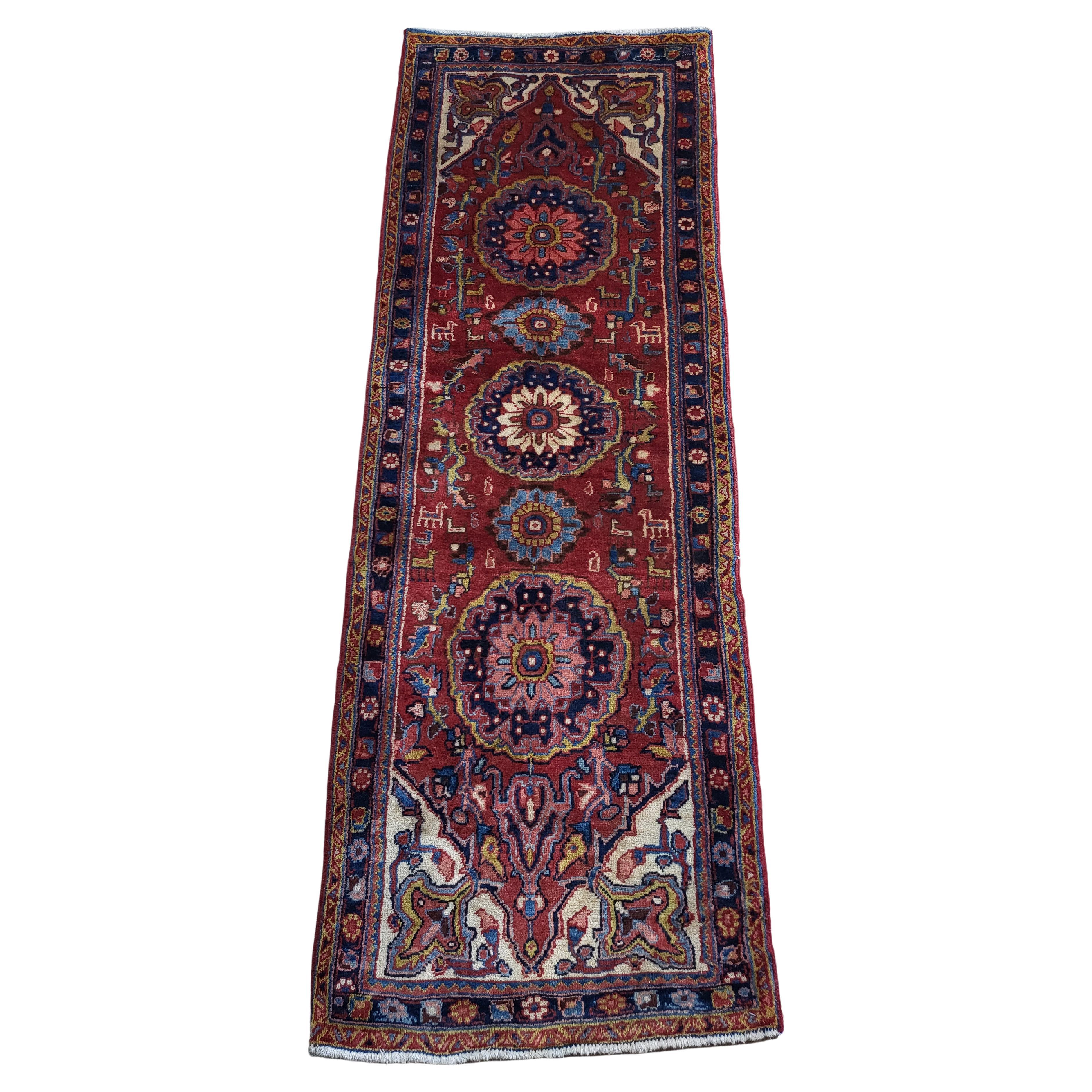 Tapis de couloir persan Heriz / Serapi vintage, russe, crème, bleu, motif tribal/animal
