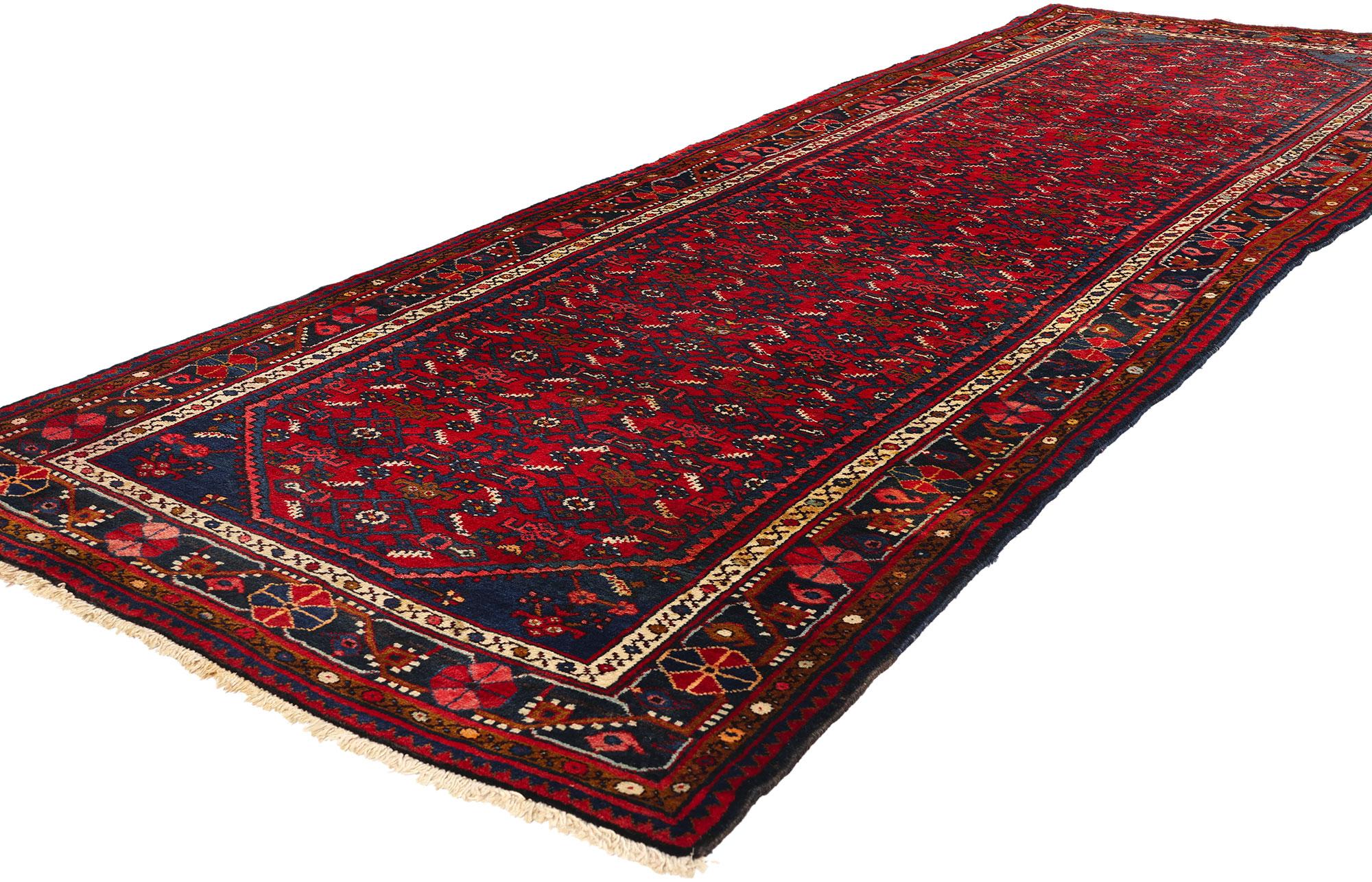 76135 Vintage Persian Hamadan Rug Runner, 03'09 X 10'10.  Dieser alte persische Hussainabad-Hamadan-Läufer wurde mit großer Sorgfalt gefertigt und zeigt ein fesselndes Herati-Muster, das in das rote Feld eingewebt ist. Das komplizierte Herati-Motiv,