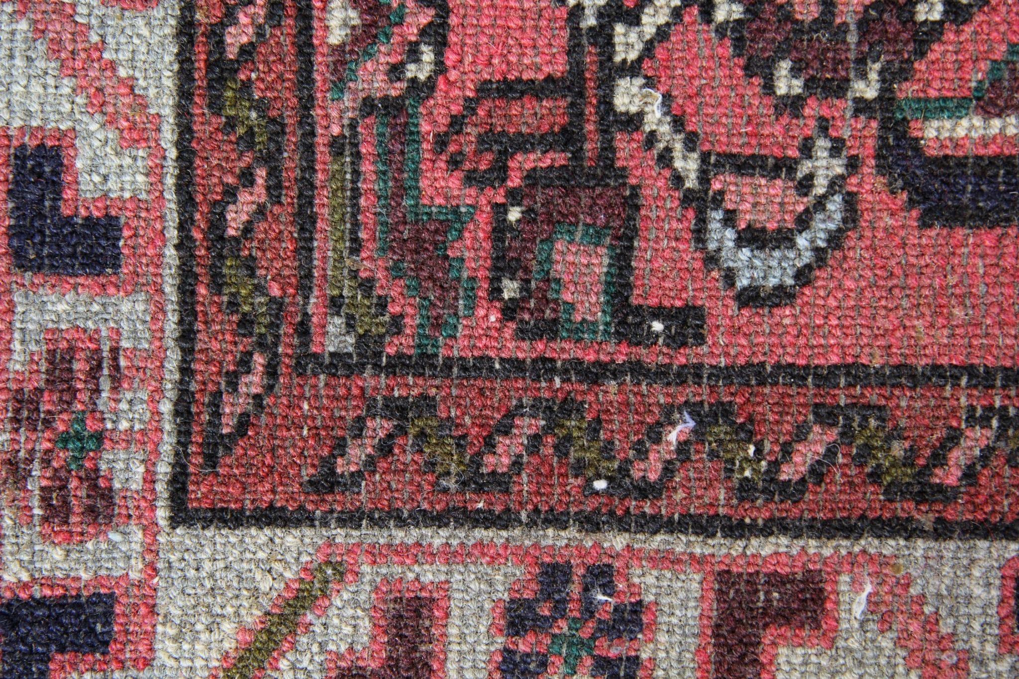 Wir stellen unseren exquisiten Vintage-Teppichläufer vor, ein atemberaubendes Stück, das das reiche Erbe und die Handwerkskunst orientalischer Teppiche verkörpert. Dieser traditionelle Läufer besticht durch sein fesselndes, antikes Muster, das von