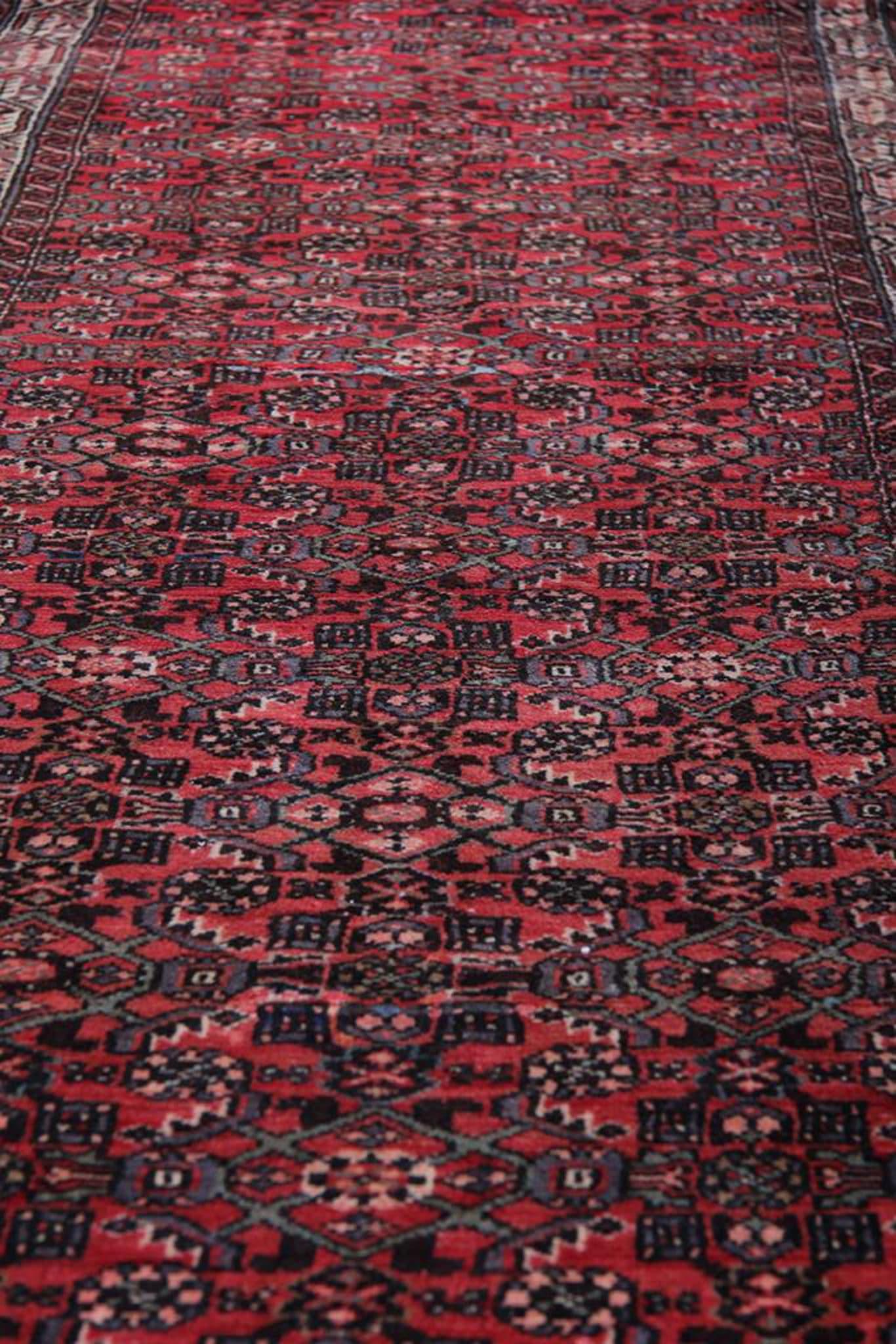 Orientalischer Vintage-Läufer, roter Wollteppich, All Over-Teppich-Läufer (Persisch) im Angebot