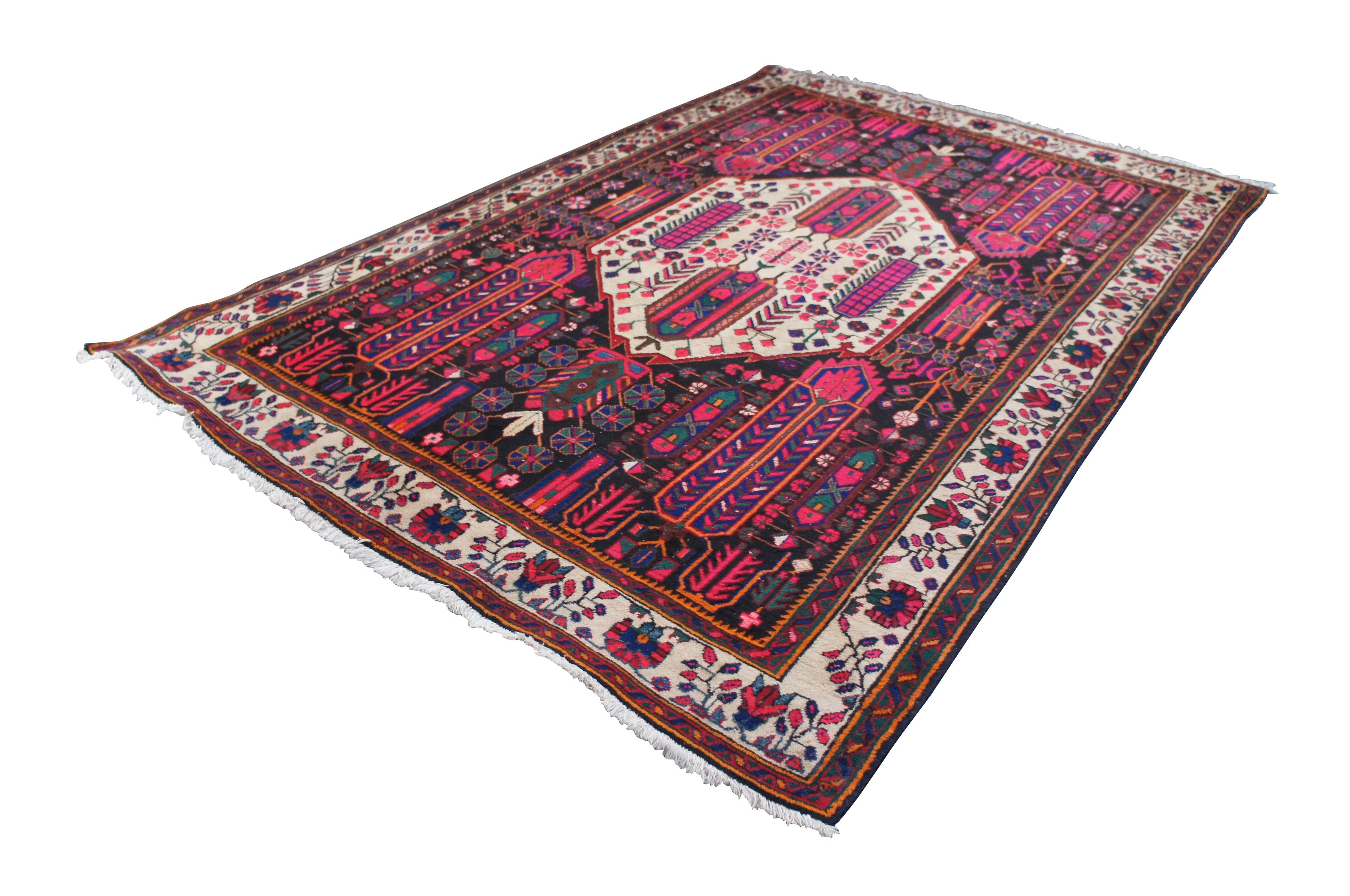 Vintage Persian Iran Hamadan Vibrant Floral Wool Area Rug Carpet 6' x 9.5' In condizioni buone in vendita a Dayton, OH